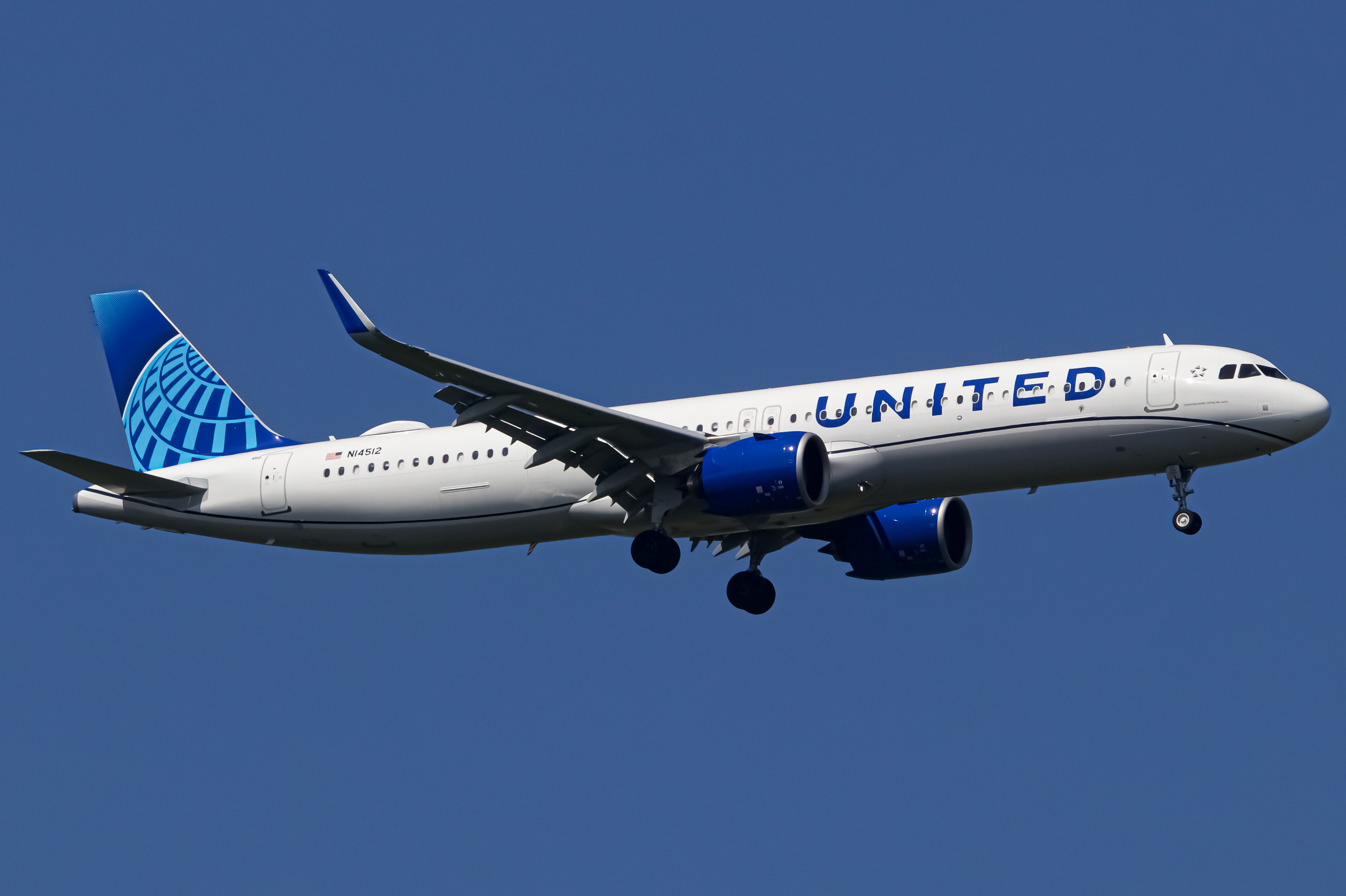Full size: United Airlines Airbus A321NEO N14512 at Orlando International Airport