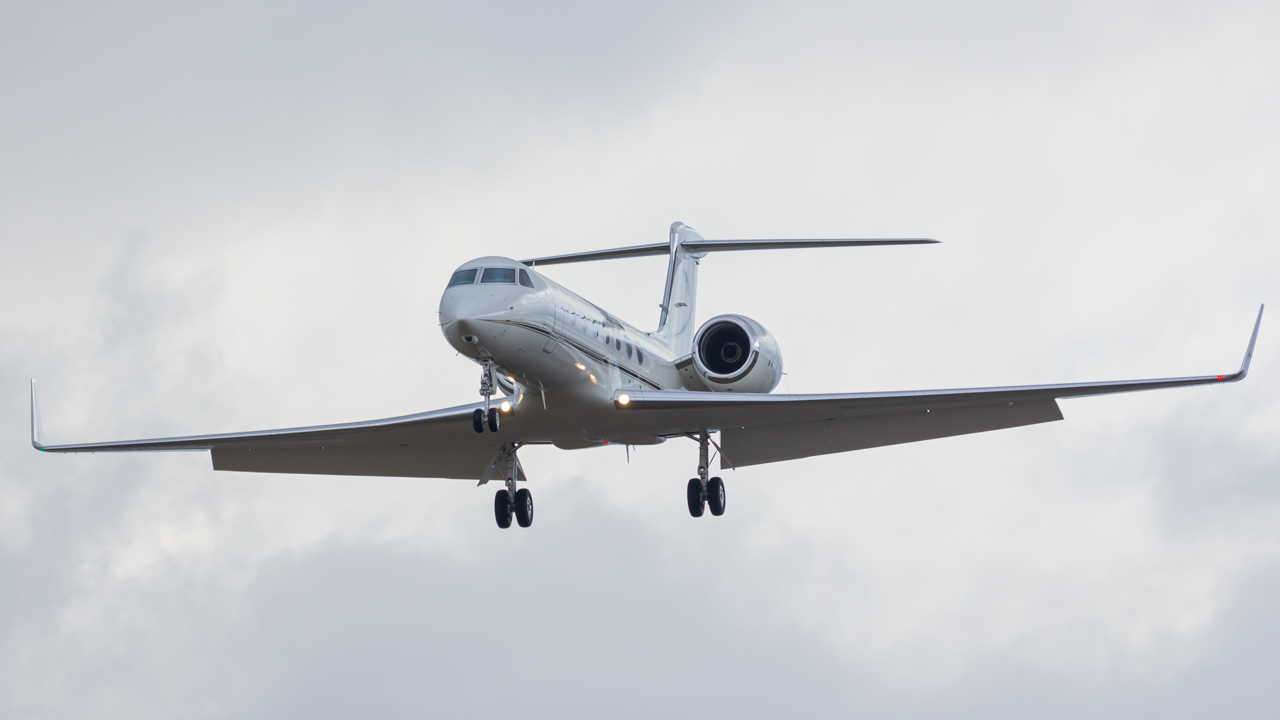 Full size: PRIVATE Gulfstream G550 N1HC at John Glenn Columbus International Airport