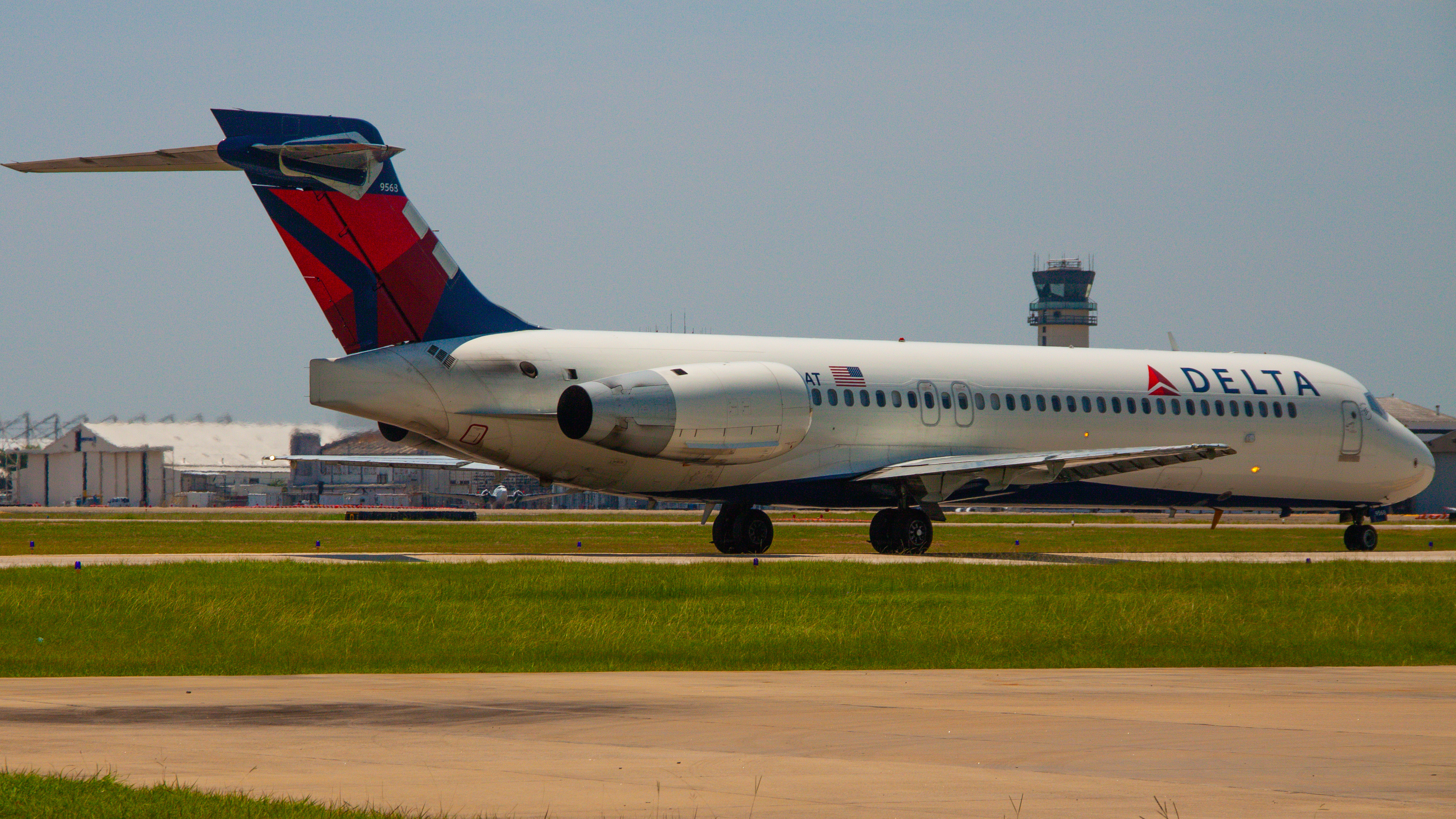 Full size: Delta Airlines Boeing 717-200 N932AT at William P Hobby Airport