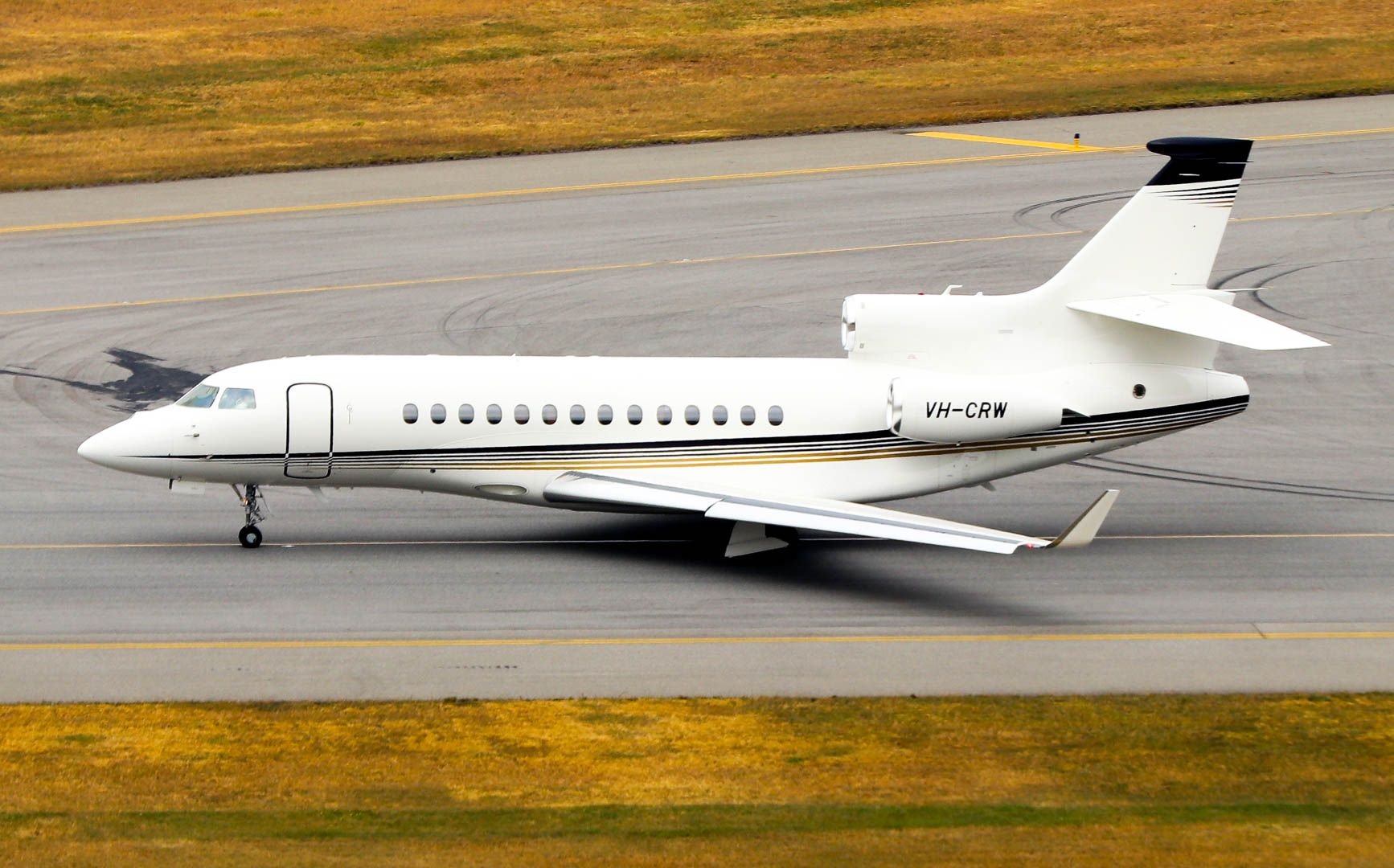 Full size: PRIVATE Dassault Falcon 7X VH-CRW at Hong Kong International Airport