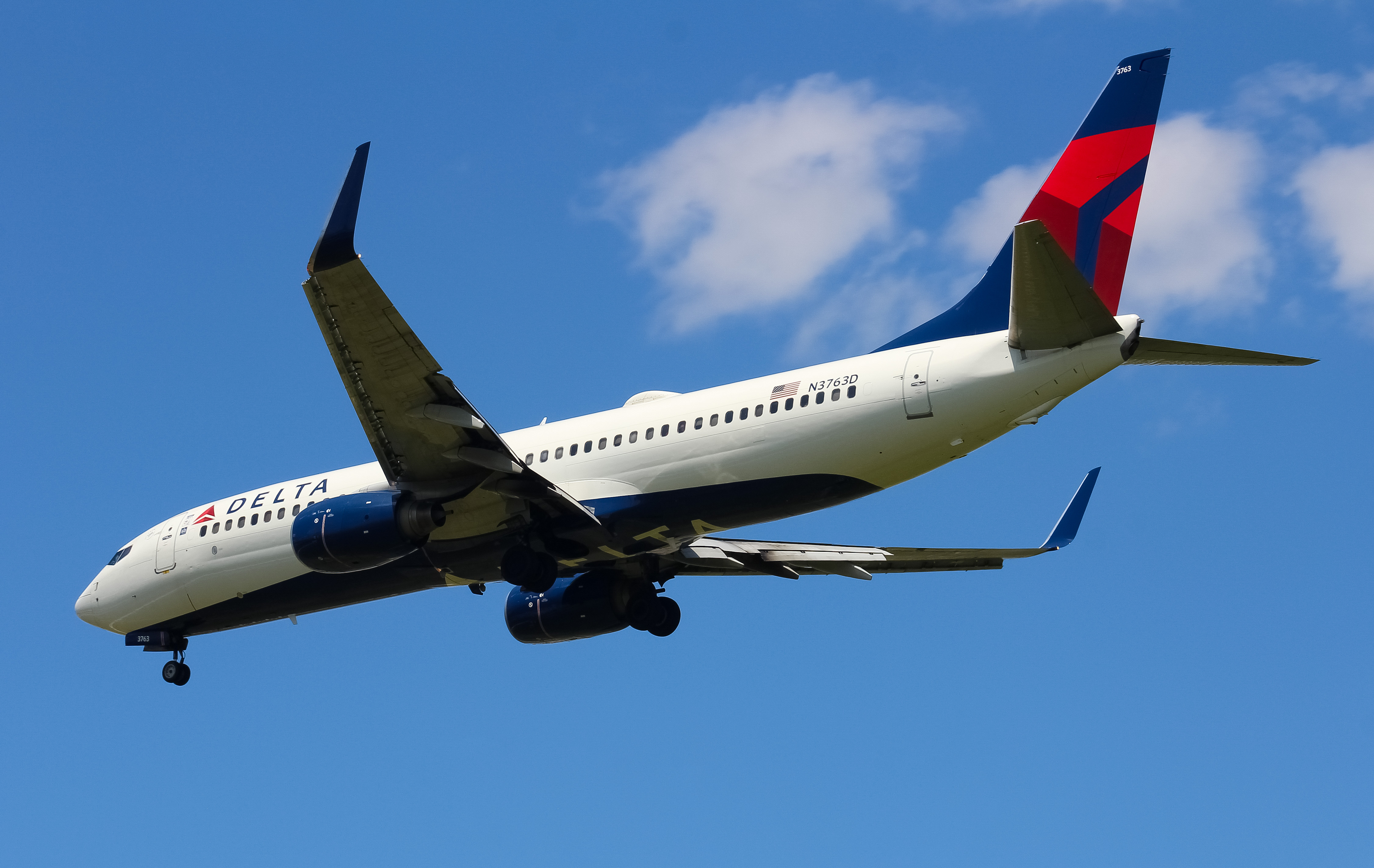 Full size: Delta Airlines Boeing 737-800 N3763D at Cincinnati/Northern Kentucky International Airport