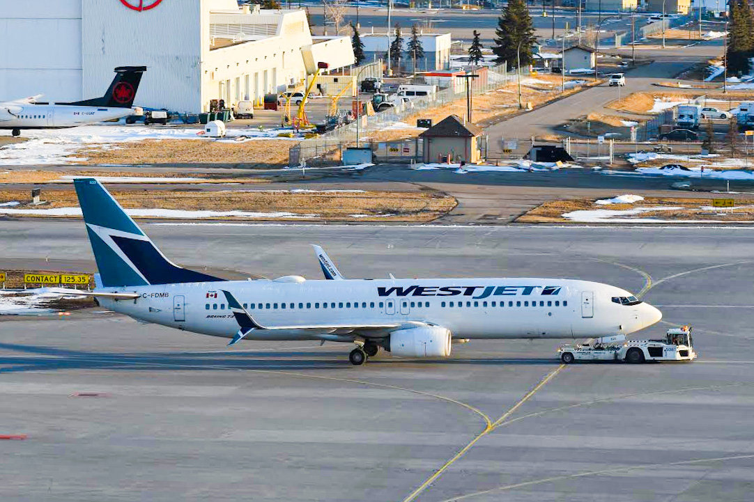Full size: WestJet Boeing 737-800 C-FDMB at Calgary International Airport