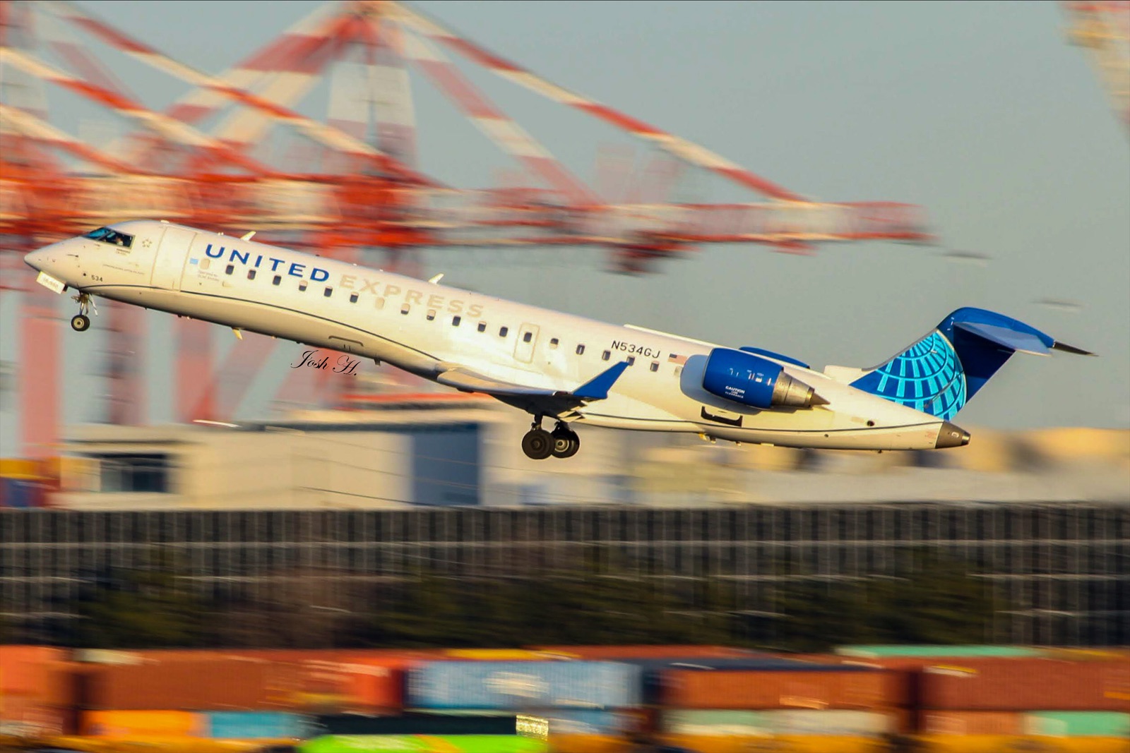 Full size: United Express Mitsubishi CRJ-550 N534GJ at Newark Liberty International Airport