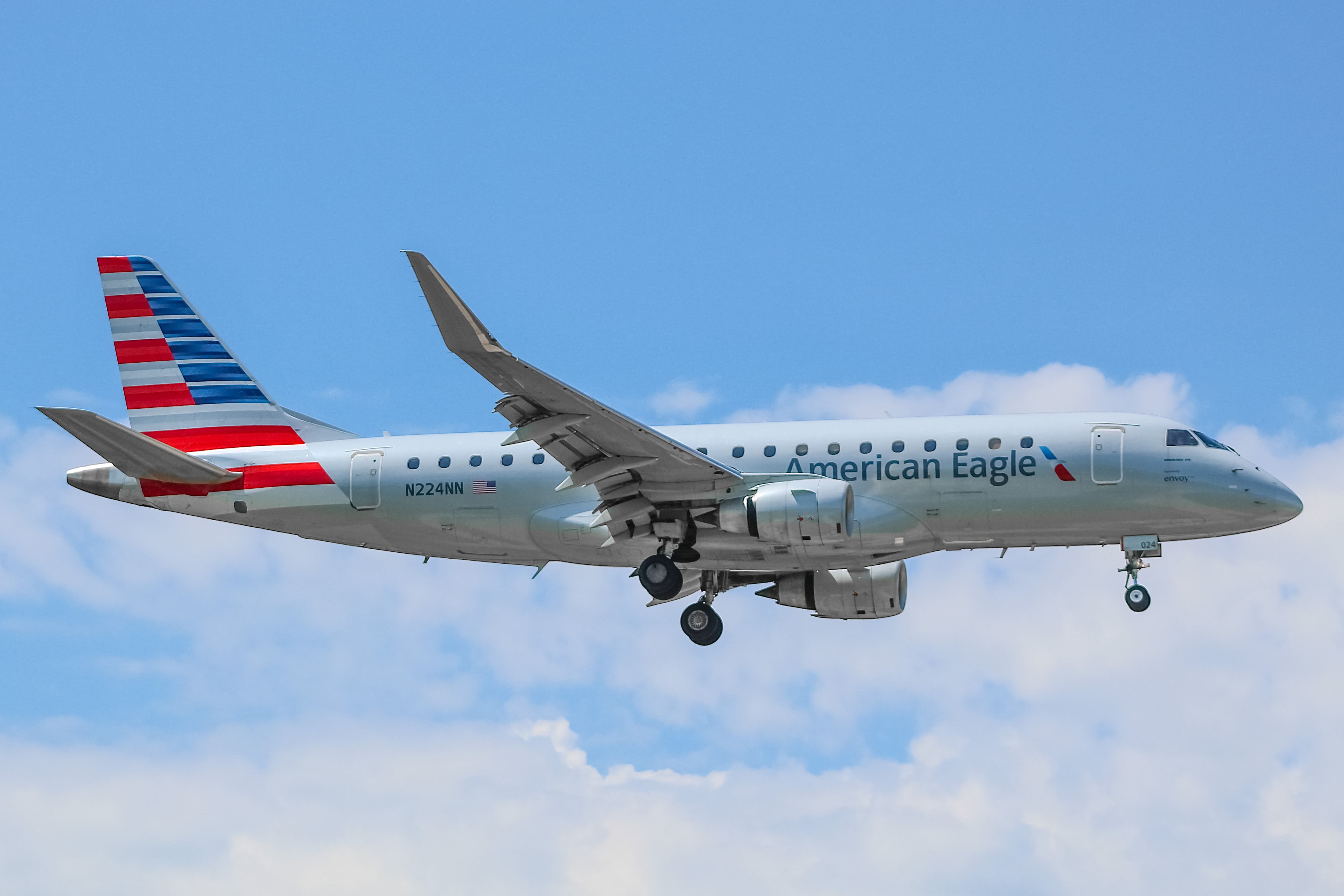 Full size: American Eagle Embraer E175 N224NN at General Mitchell International Airport