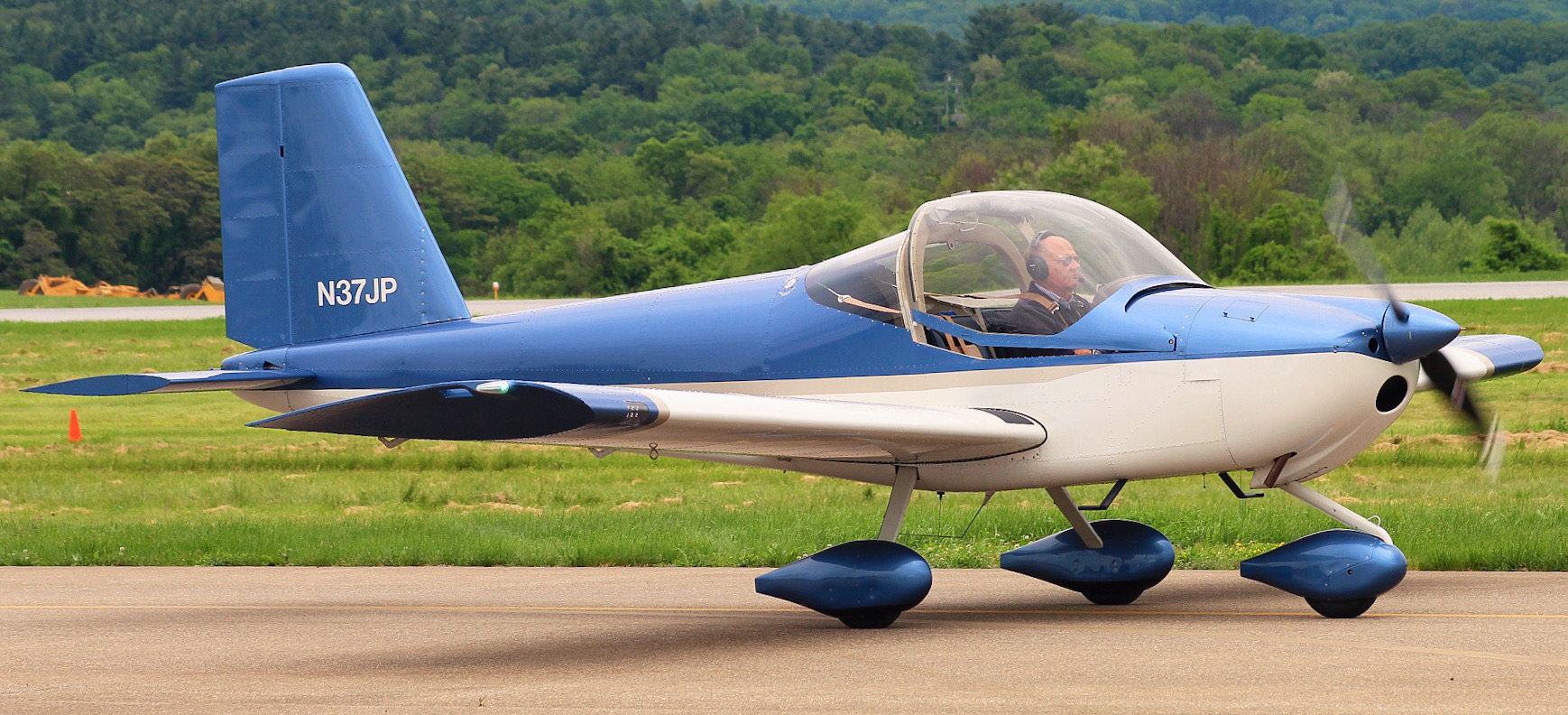 Full size: PRIVATE Vans RV-12 N37JP at Frederick Municipal Airport