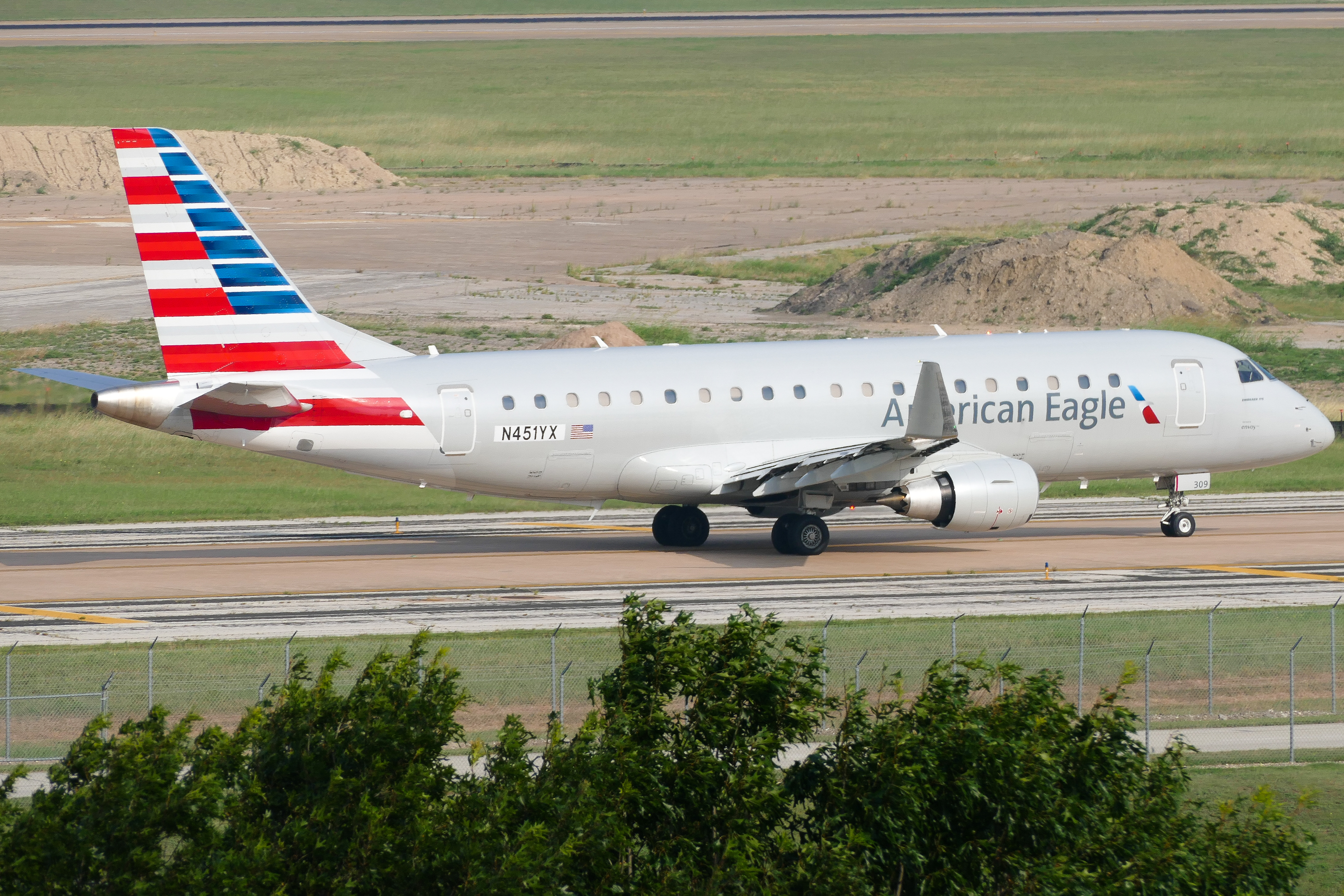 Full size: American Eagle Embraer E175 N451YX at Austin-Bergstrom International Airport