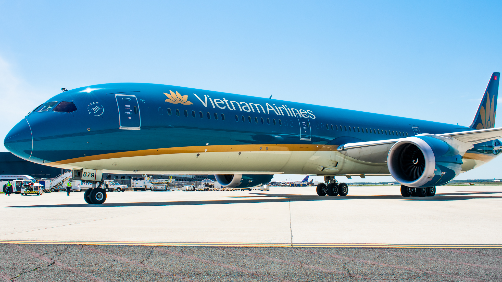 Full size: Vietnam Airlines  Boeing 787-10 VN-A879 at Washington Dulles International Airport