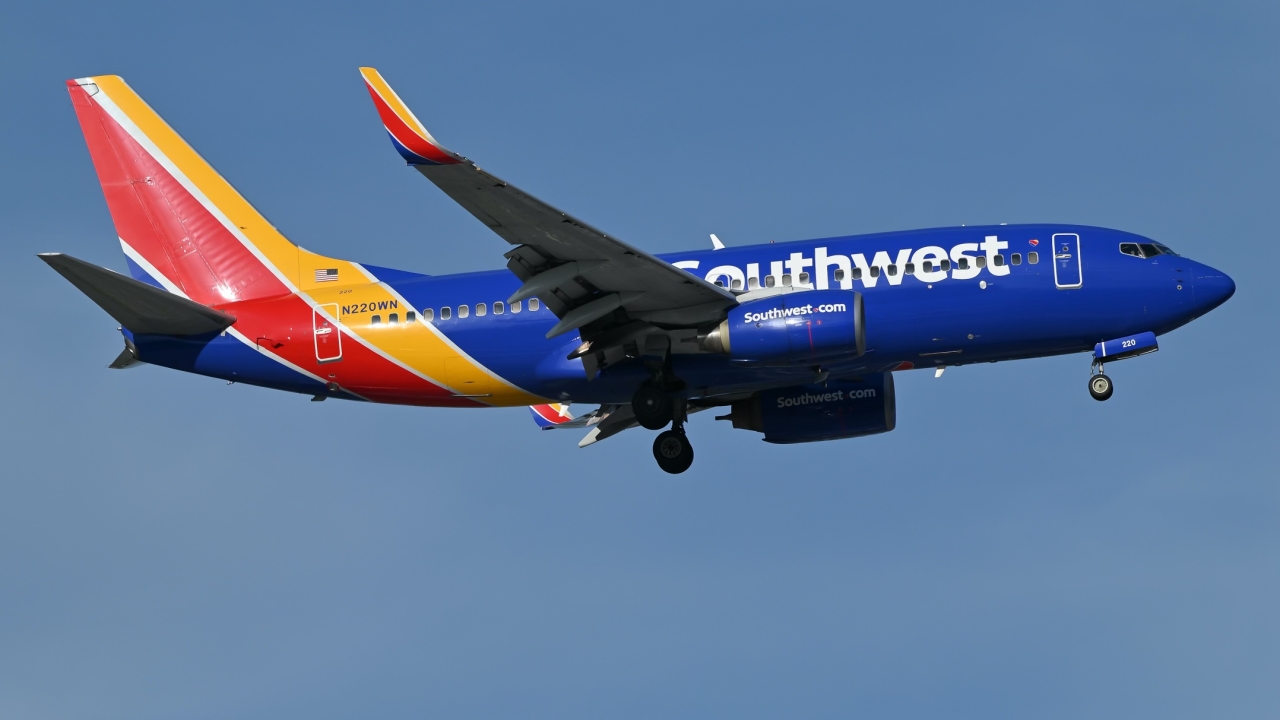 Full size: Southwest Airlines Boeing 737-700 N220WN at Orlando International Airport
