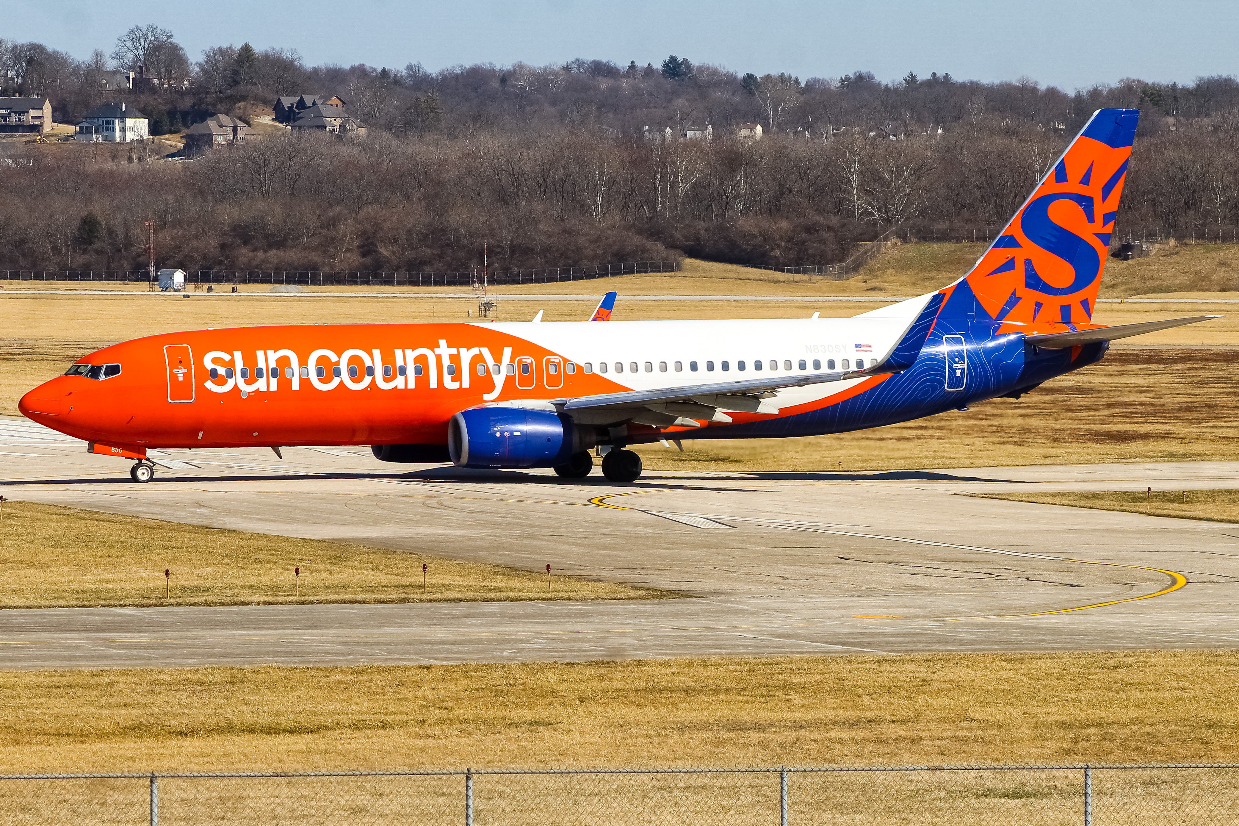 Full size: Sun Country Airlines Boeing 737-800 N830SY at Cincinnati Municipal Airport/Lunken Field