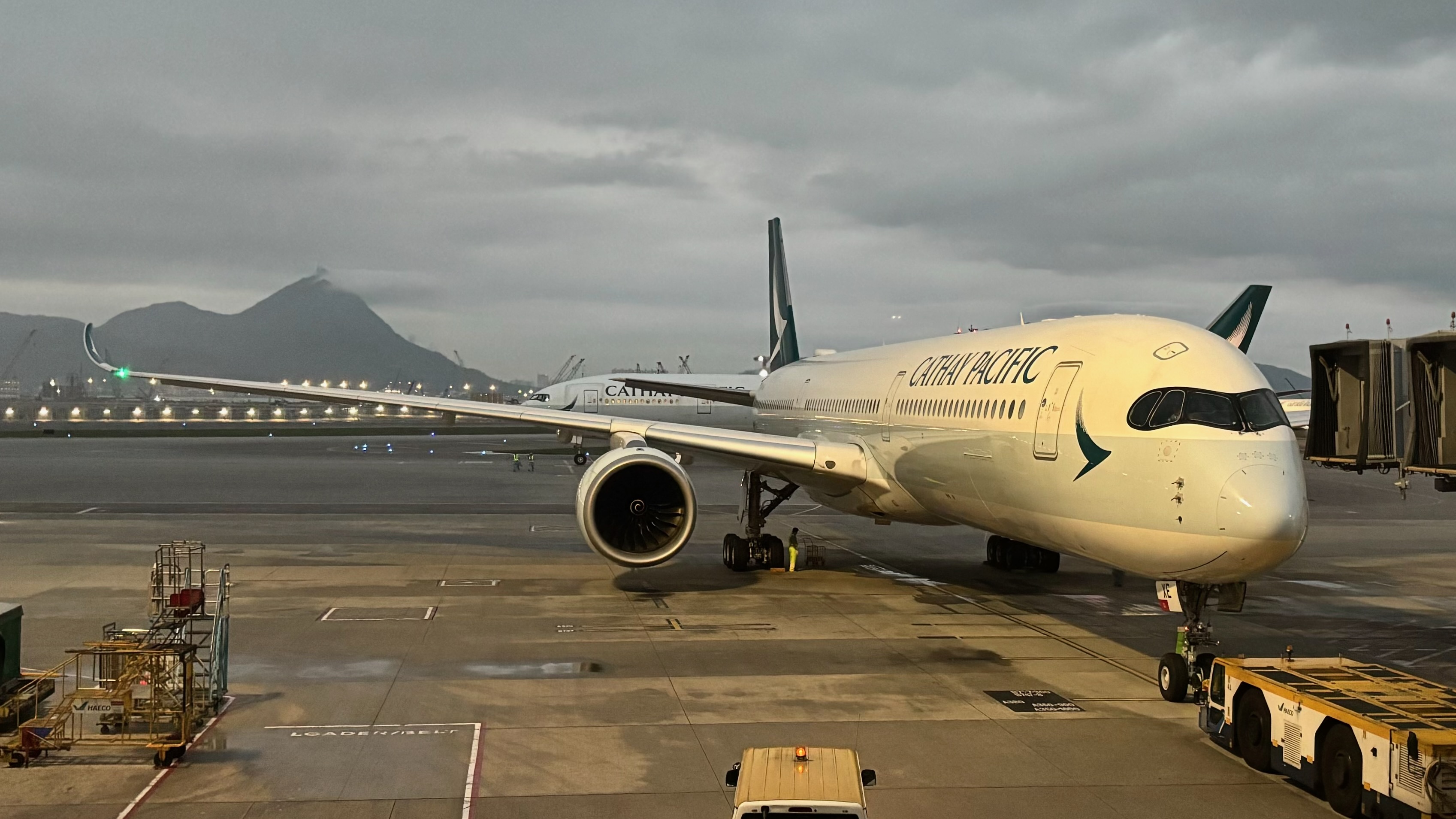 Full size: Cathay Pacific  Airbus A350-1000 B-LXE at Hong Kong International Airport