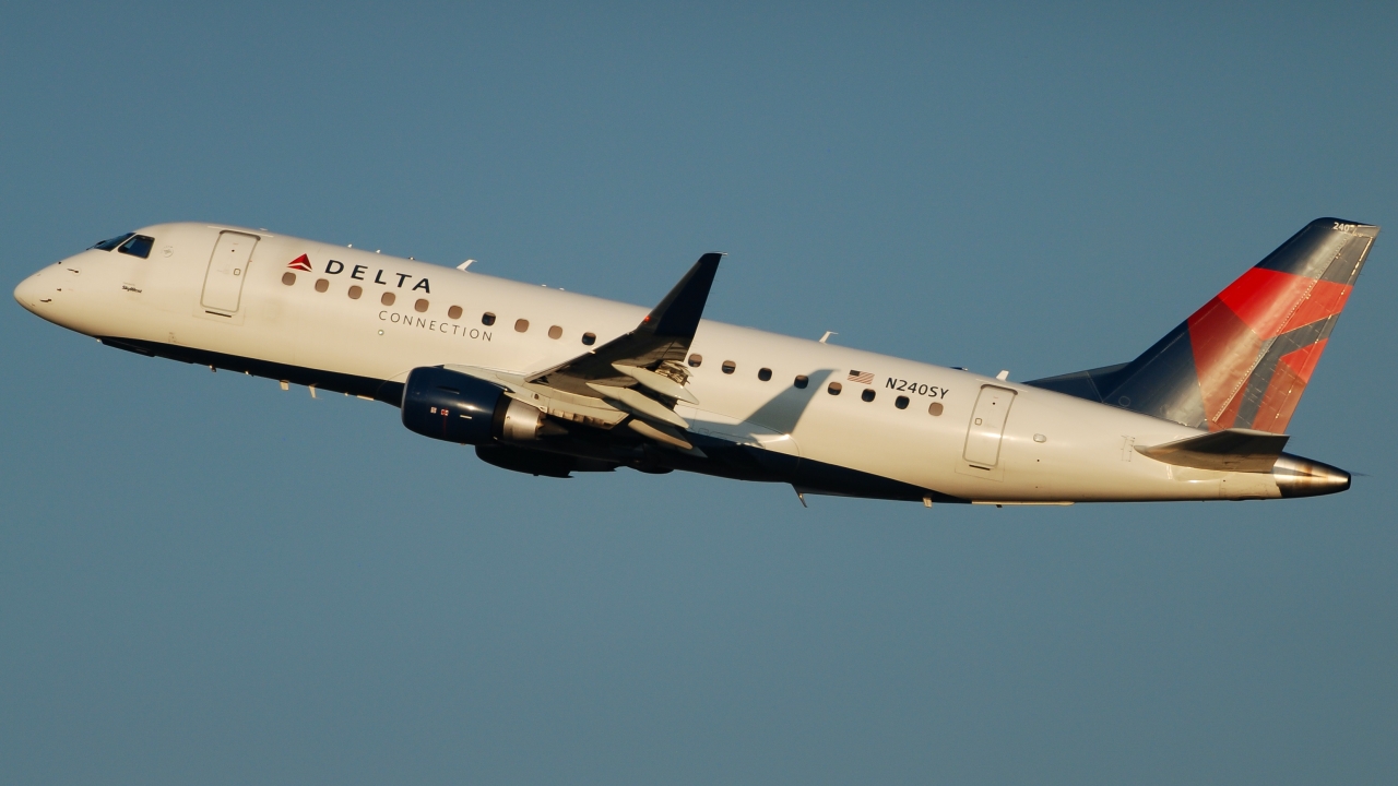 Full size: SkyWest Airlines Embraer E175 N240SY at Will Rogers World Airport