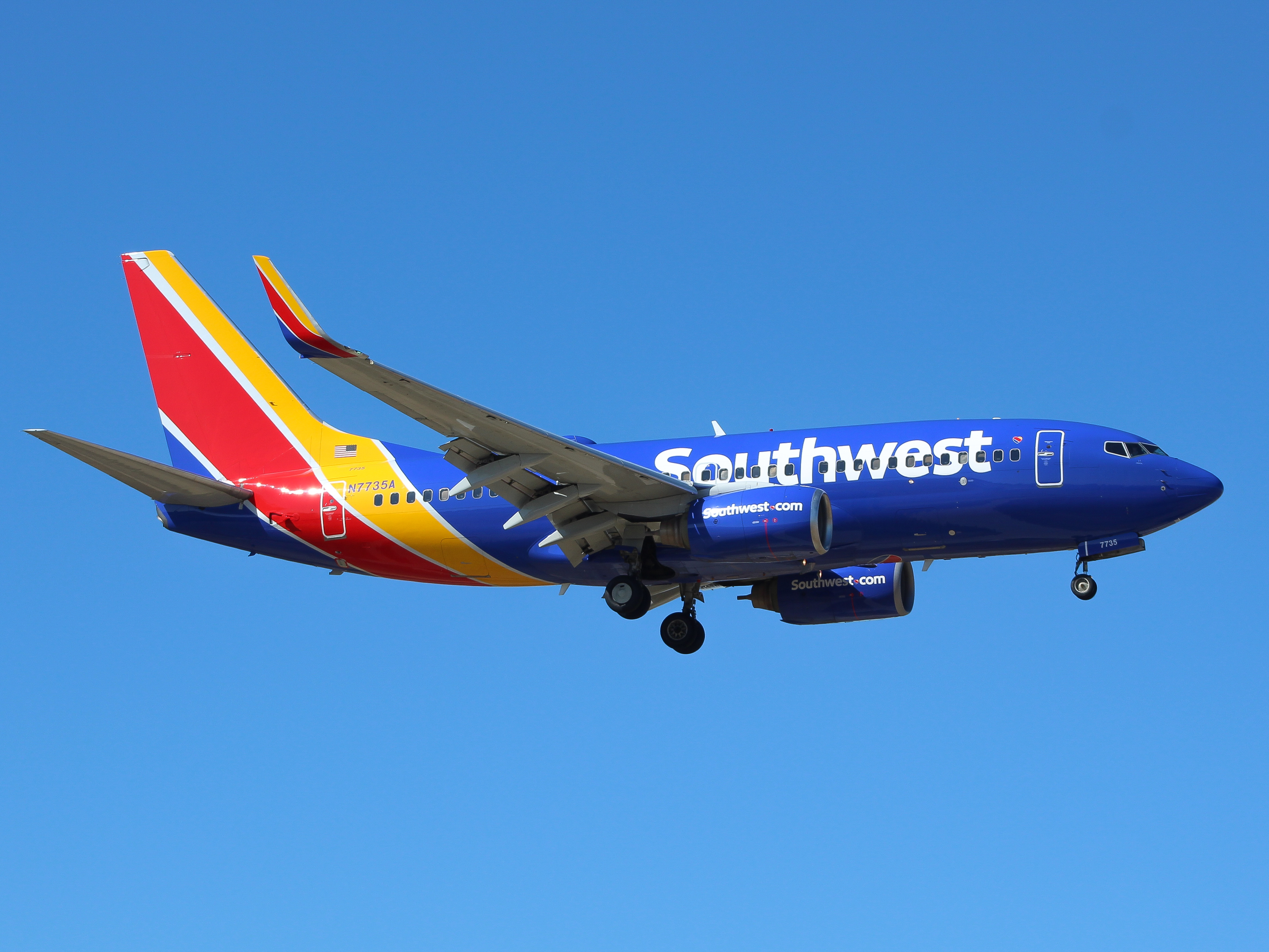 Full size: Southwest Airlines Boeing 737-700 N7735A at General Mitchell International Airport