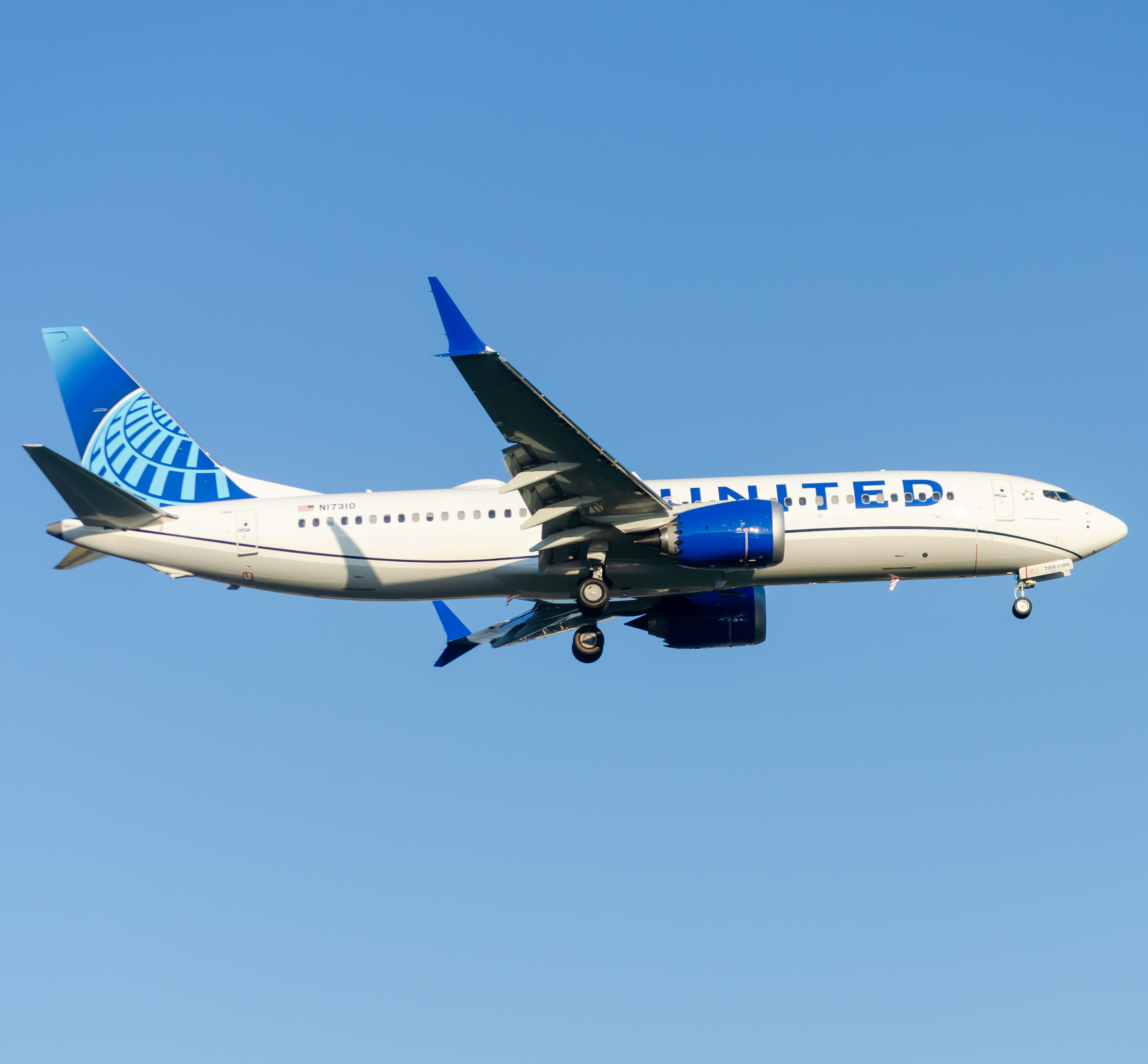Full size: United Airlines Boeing 737 MAX 8 N17310 at Newark Liberty International Airport