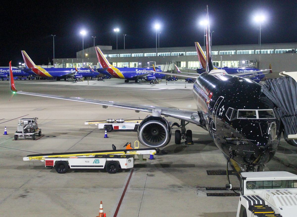 Full size: United Airlines Boeing 737-800 N36272 at Southwest Florida International Airport