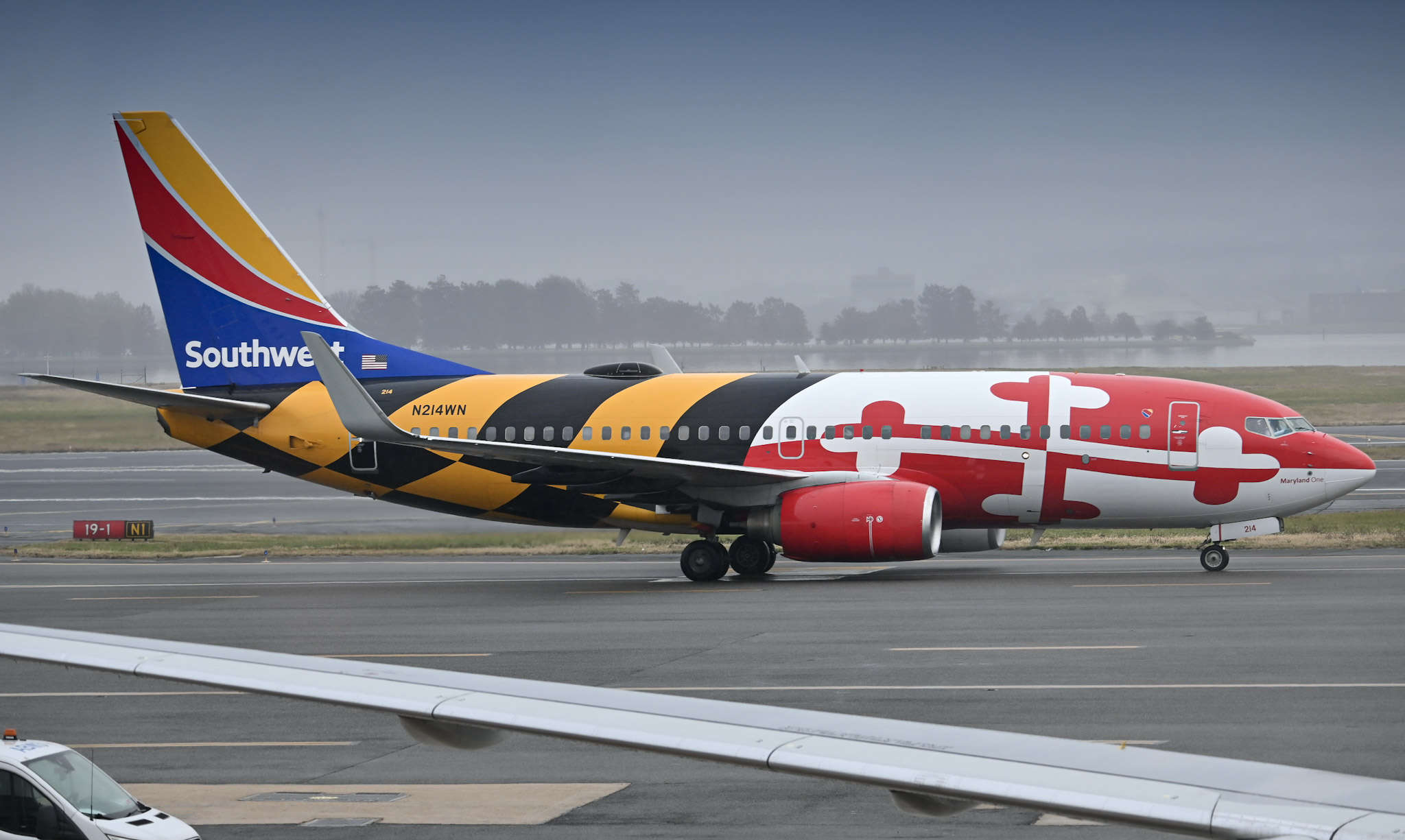 Full size: Southwest Airlines Boeing 737-700 N214WN at Ronald Reagan National Airport