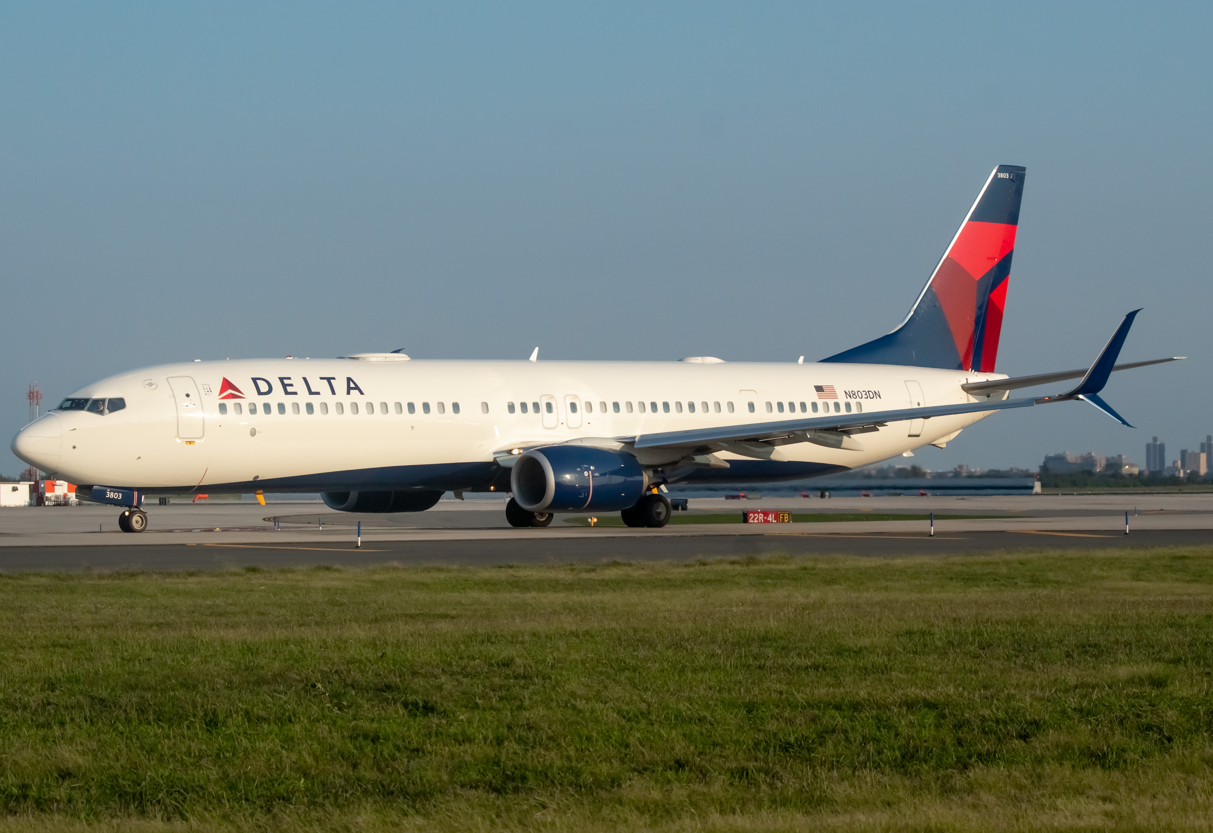 Full size: Delta Airlines Boeing 737-932ER N803DN at John F. Kennedy International Airport