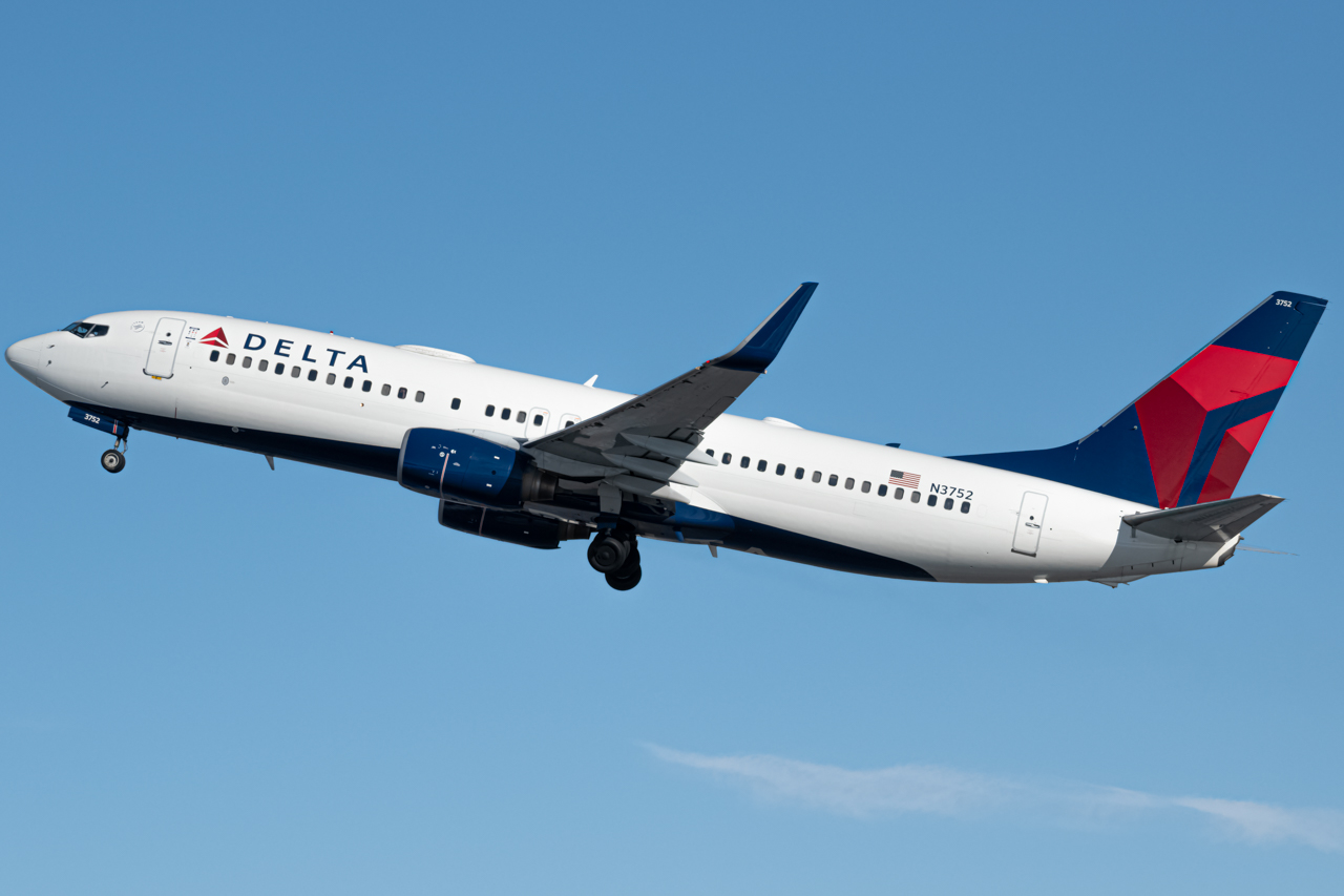 Full size: Delta Airlines Boeing 737-800 N3752 at Anchorage Ted Stevens International Airport