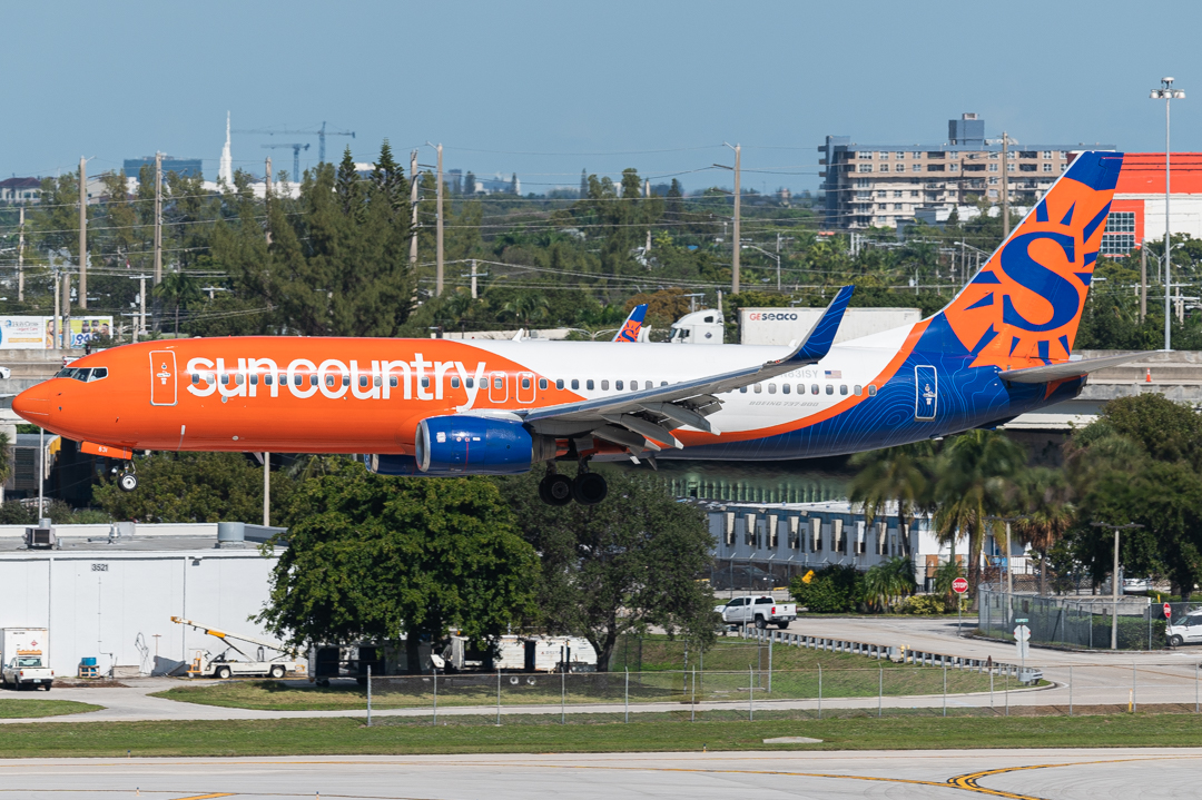 Full size: Sun Country Airlines Boeing 737-800 N831SY at Fort Lauderdale/Hollywood International Airport
