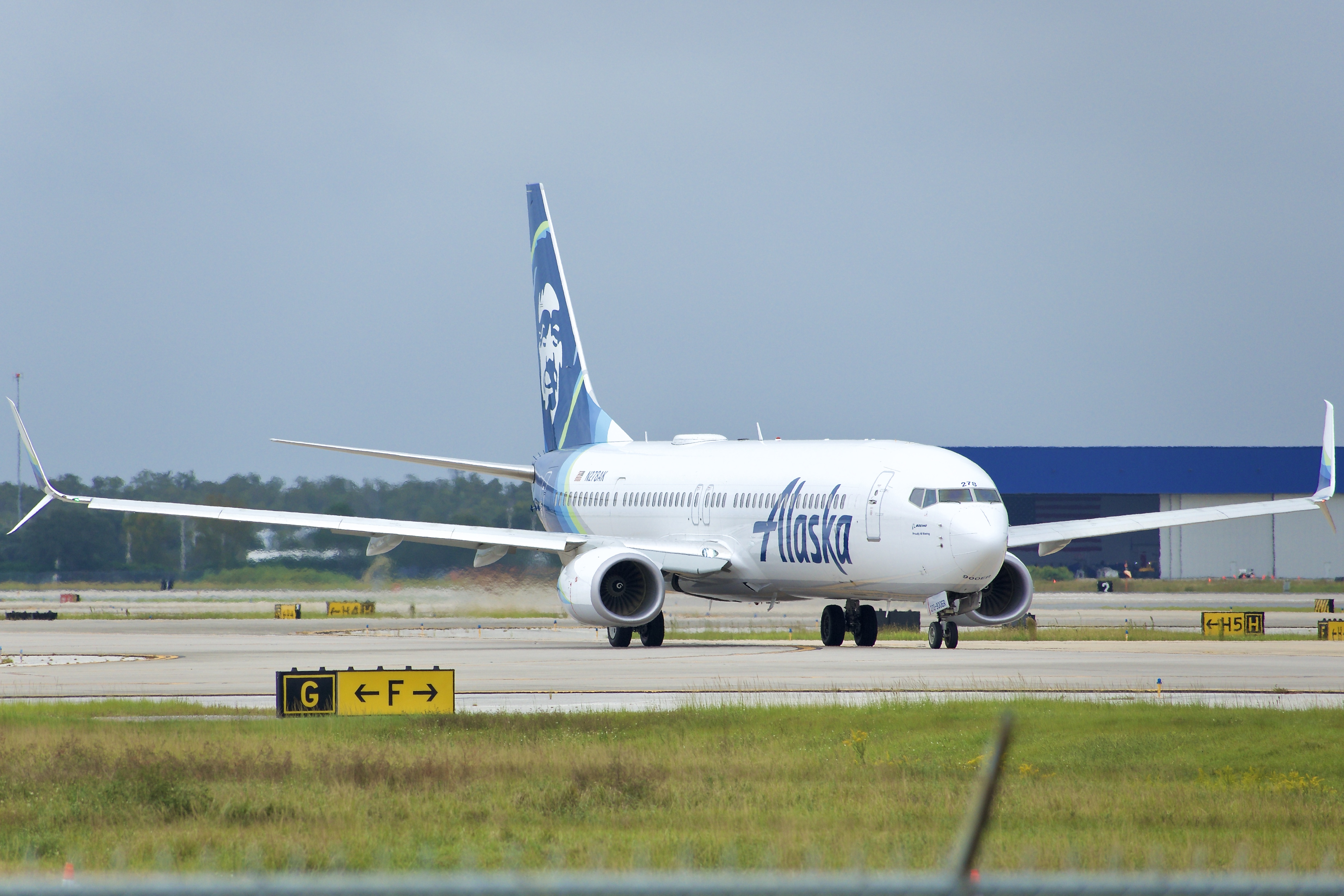 Full size: Alaska Airlines Boeing 737-900ER N278AK at Orlando International Airport