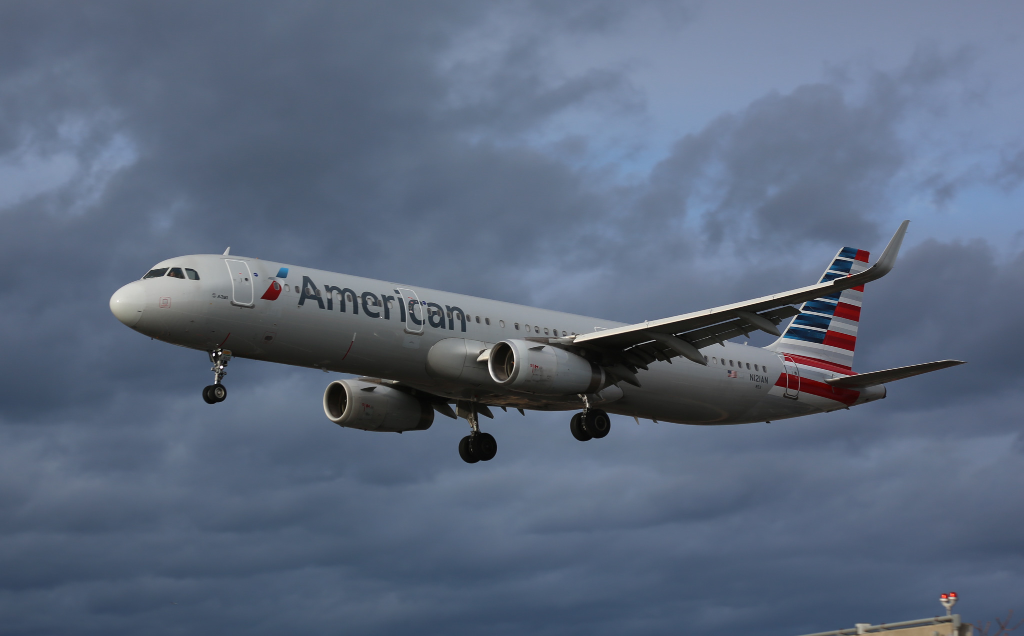 Full size: American Airlines Airbus A321-200 N121AN at Newark Liberty International Airport