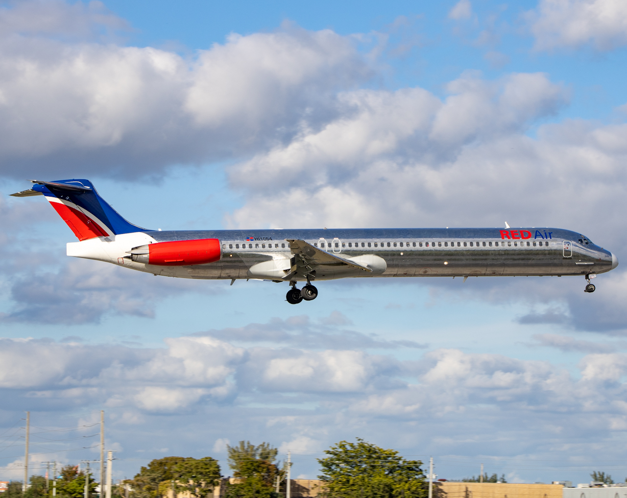 Full size: RedAir McDonnell Douglas MD-82 HI1064 at Miami International Airport