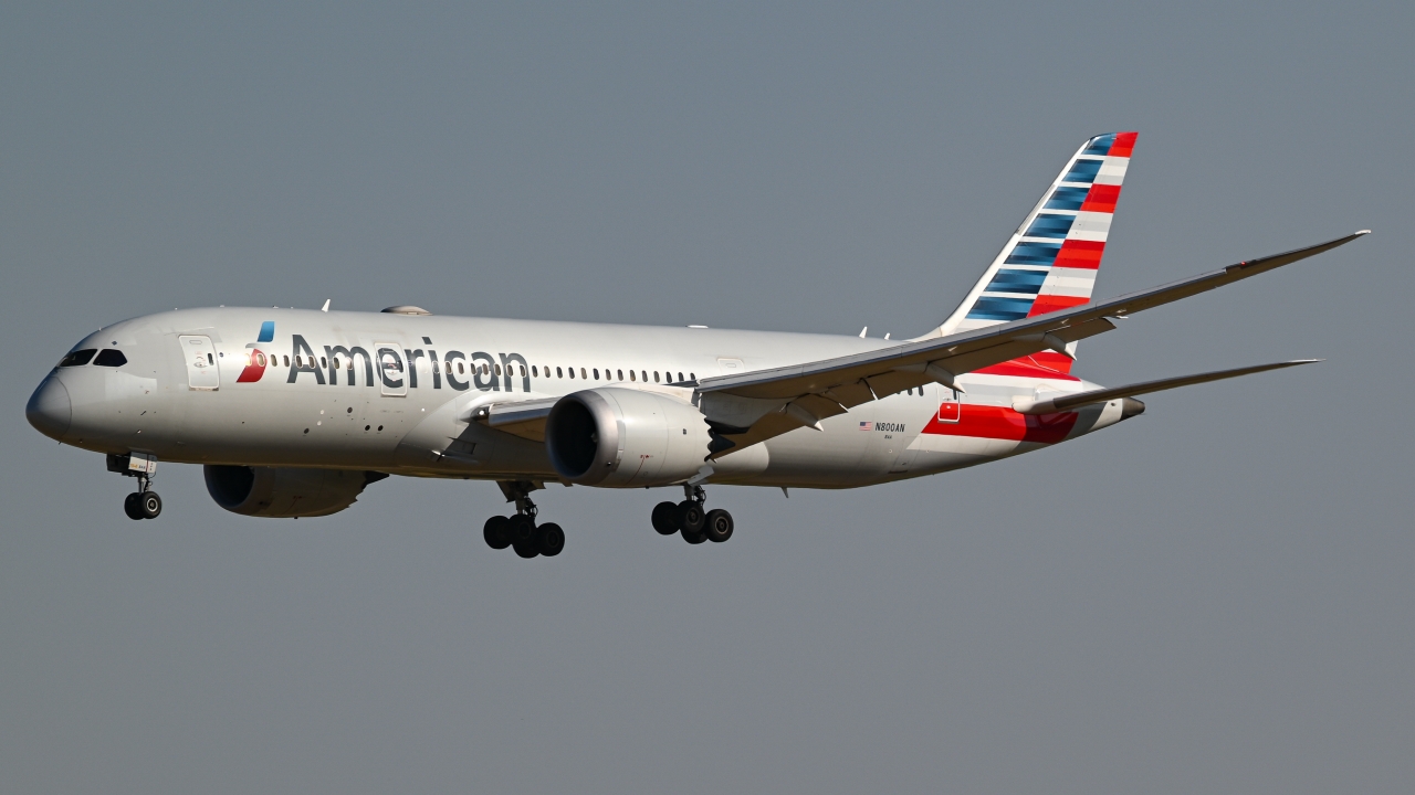 Full size: American Airlines Boeing 787-8 N800AN at Dallas-Fort Worth International Airport