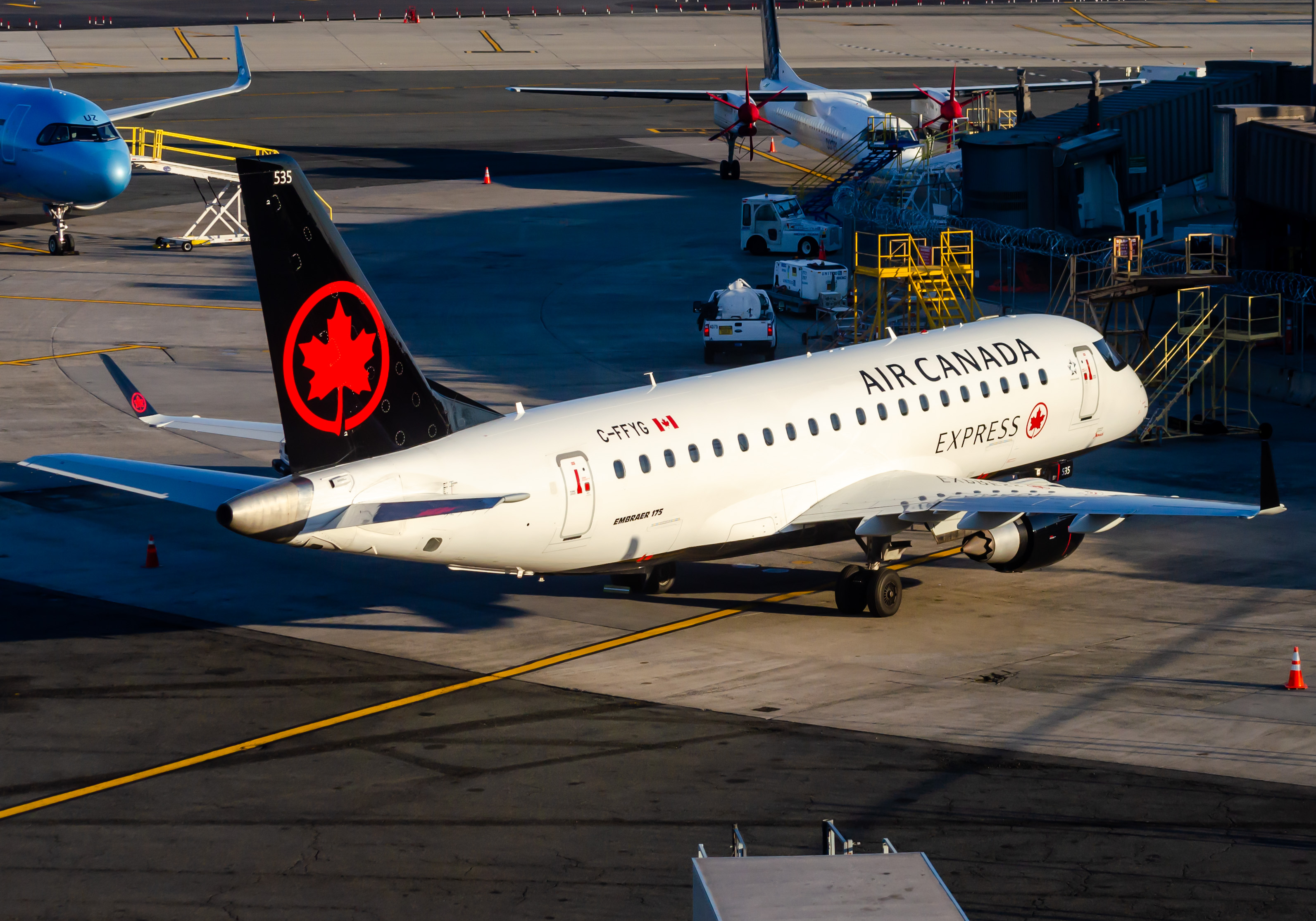 Full size: Air Canada Express Embraer E175 C-FFYG  at Newark Liberty International Airport