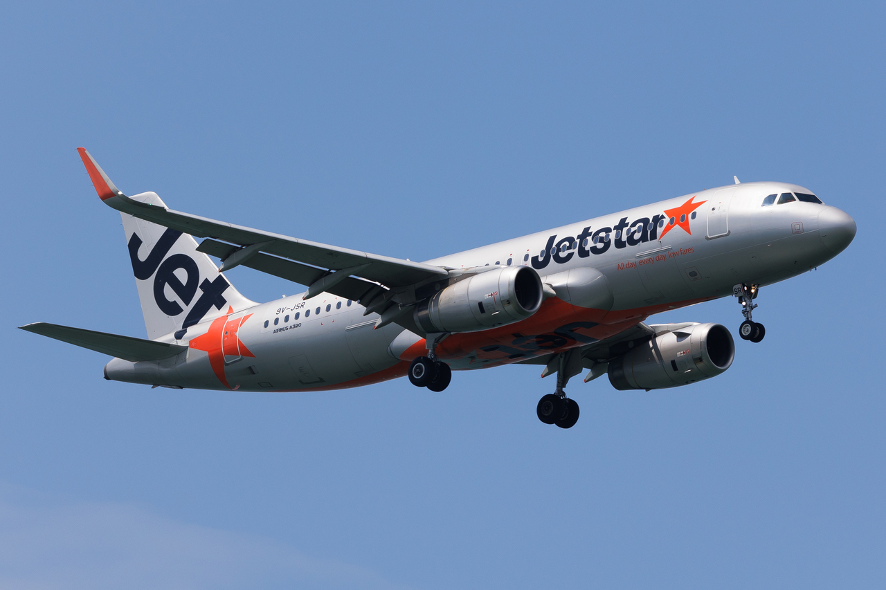 Full size: Jetstar Airbus A320 9V-JSR at Singapore-Changi Airport