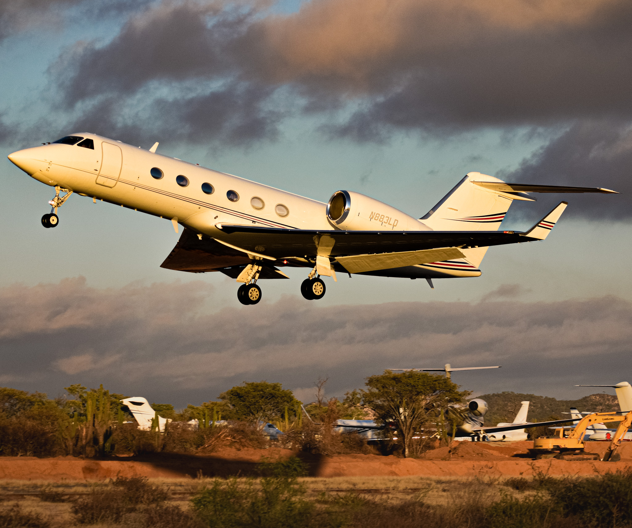 Full size: PRIVATE Gulfstream IV N883LD at Aeropuerto de Cabo San Lucas Internacional