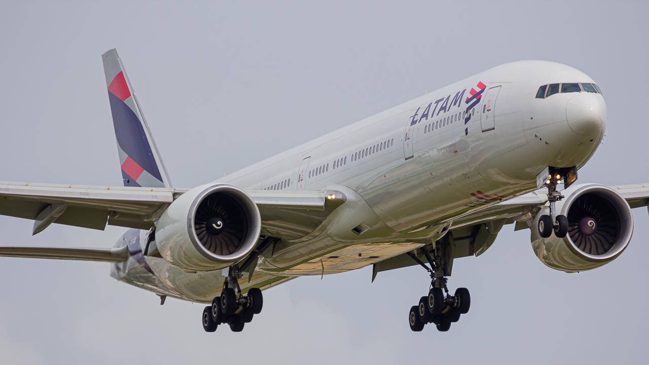 Full size: LATAM Boeing 777-300ER PT-MUI at Miami International Airport