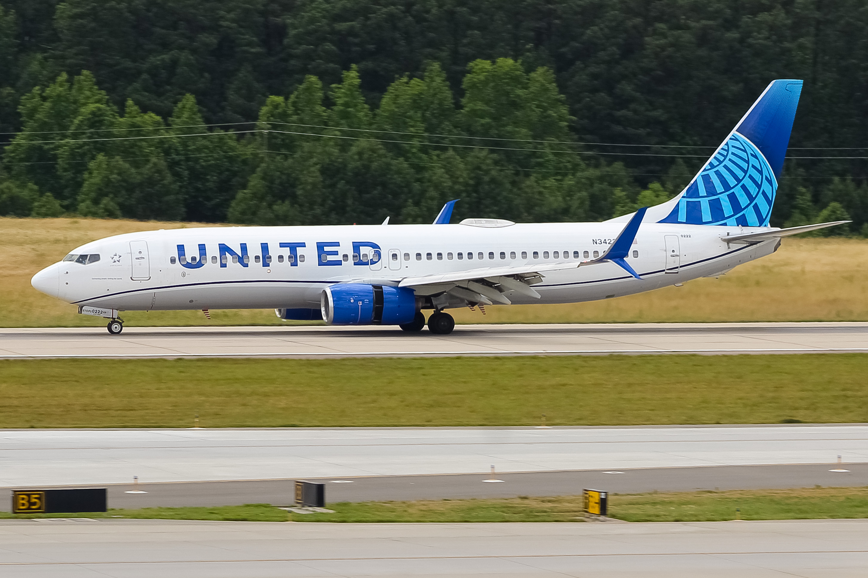 Full size: United Airlines Boeing 737-800 N34222 at Raleigh-Durham International Airport
