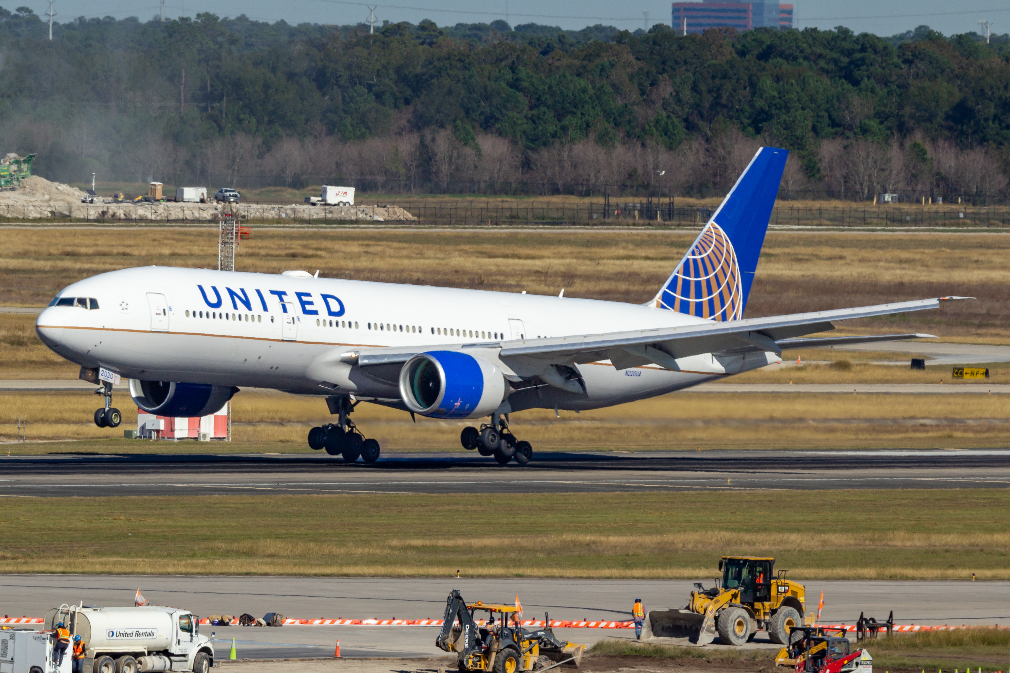 Full size: United Airlines Boeing 777-200ER N220UA at Houston-George Bush Intercontinental Airport