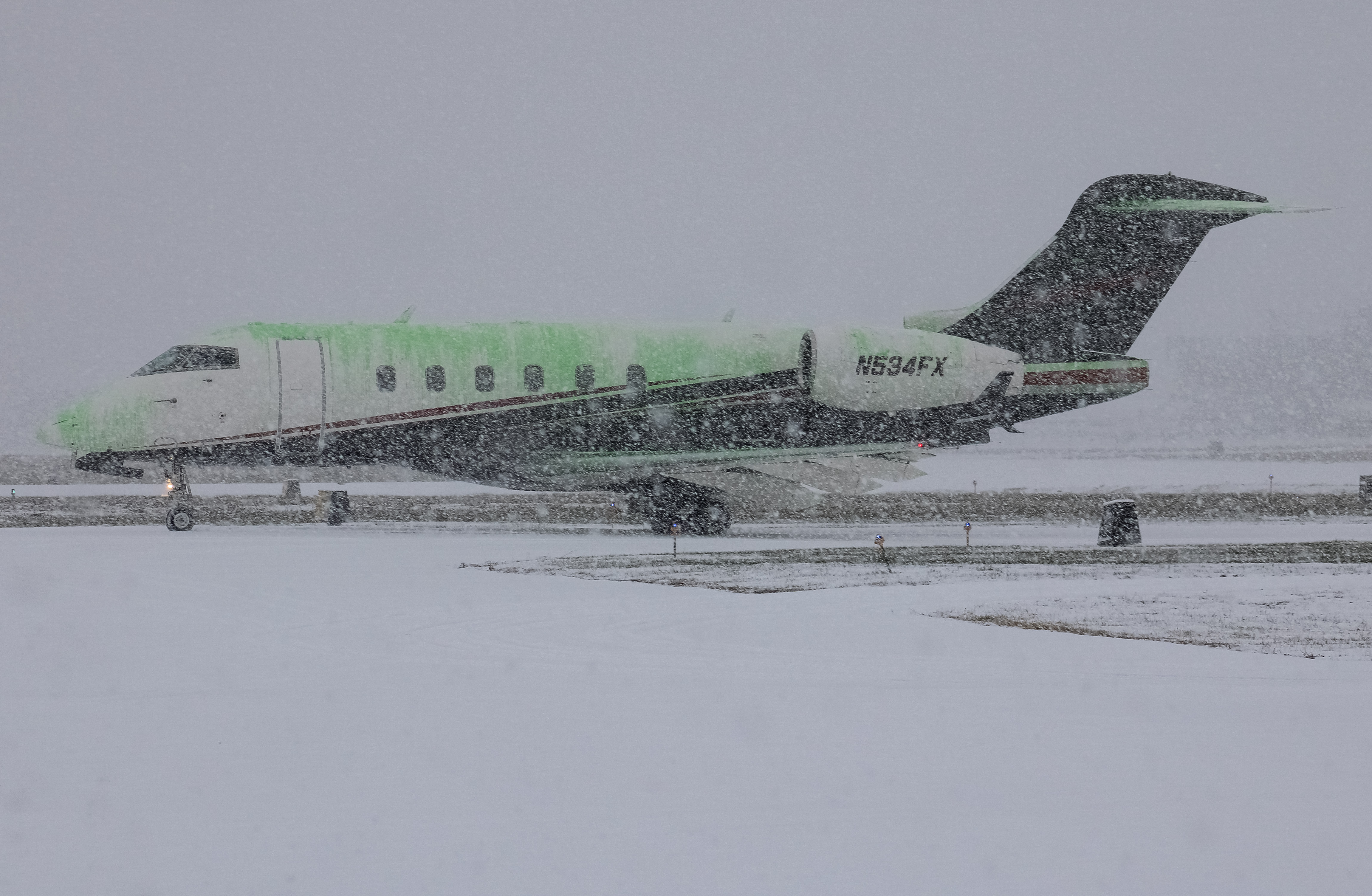 Full size: FlexJet Bombardier Challenger 350  N534FX at Cincinnati Municipal Airport/Lunken Field