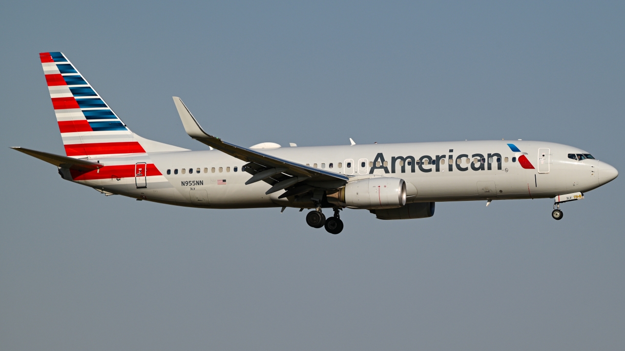 Full size: American Airlines Boeing 737-800 N955NN at Dallas-Fort Worth International Airport