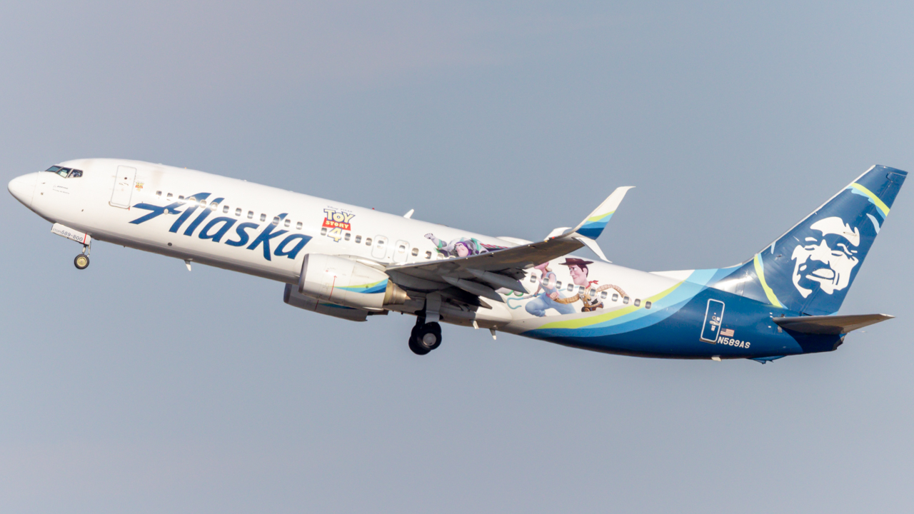 Full size: Alaska Airlines Boeing 737-800 N589AS at Seattle-Tacoma International Airport