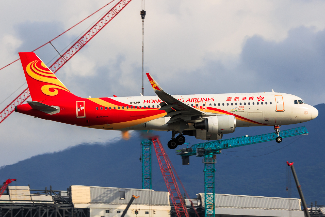 Full size: Hong Kong Airlines Airbus A320 B-LPM at Hong Kong International Airport