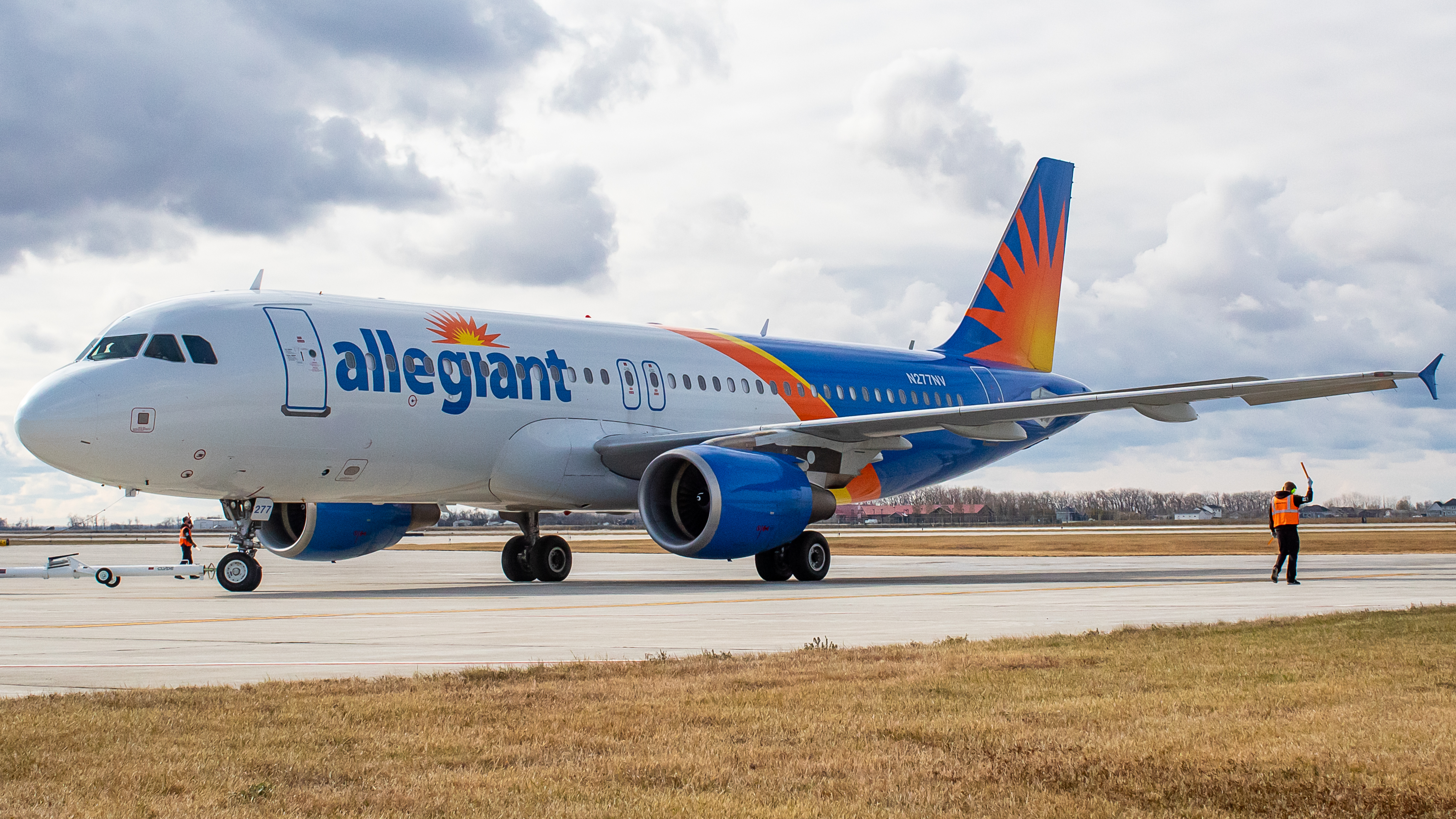 Full size: Allegiant Air Airbus A320 N277NV at Grand Forks International Airport