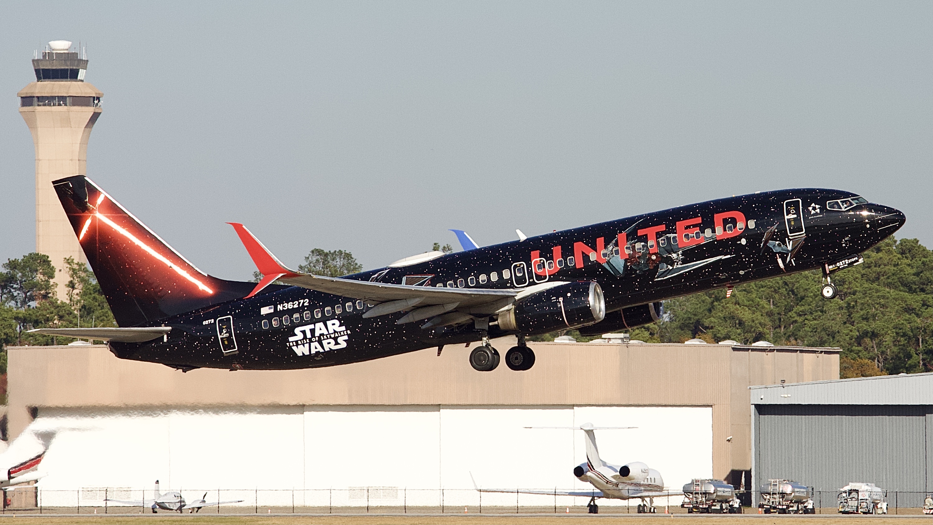 Full size: United Airlines Boeing 737-800 N36272 at Houston-George Bush Intercontinental Airport