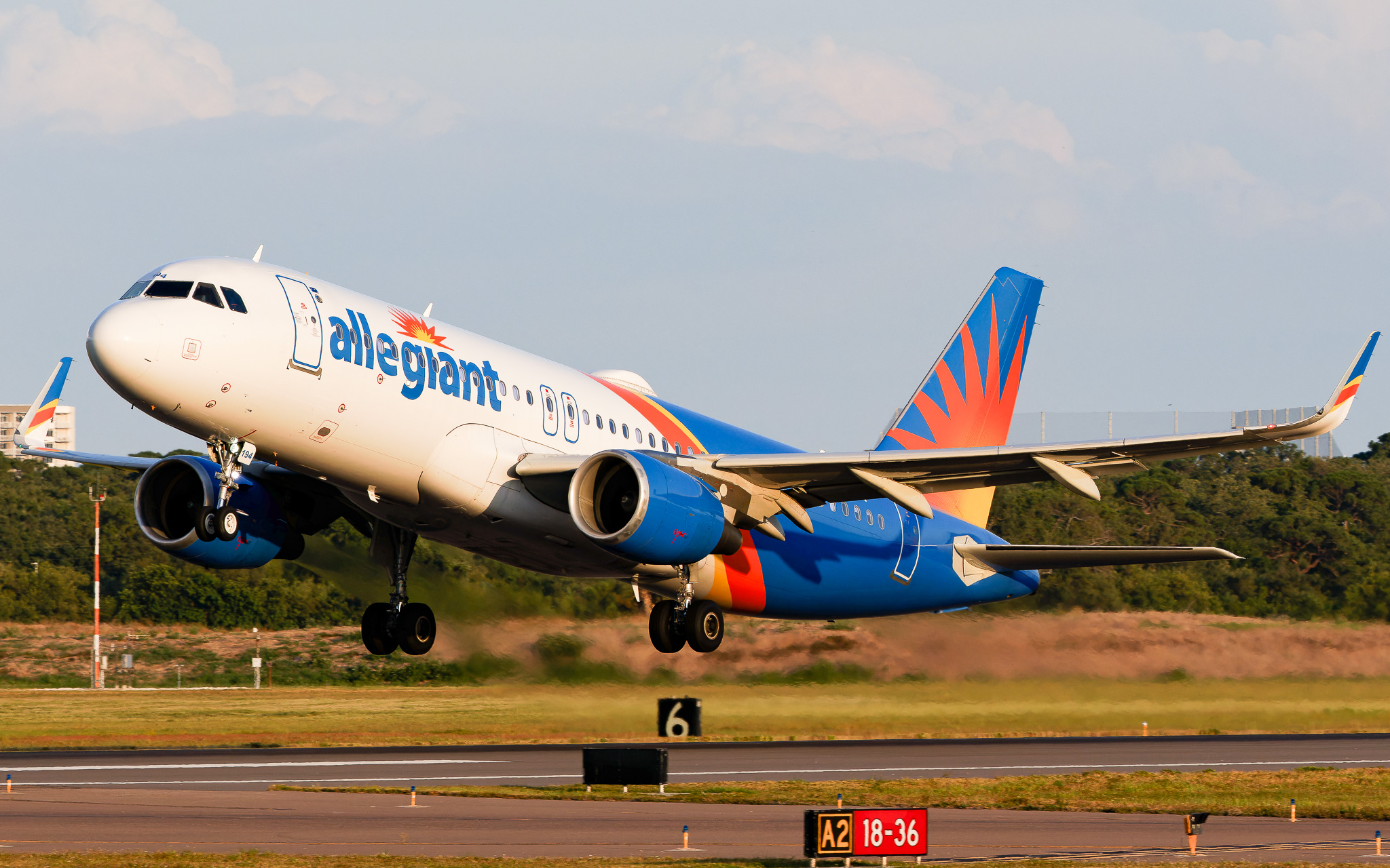 Full size: Allegiant Air Airbus A320 N194NV at St. Petersburg Clearwater International Airport