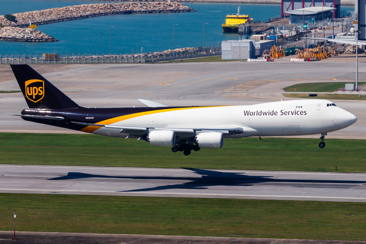 Full size: United Parcel Service Boeing 747-8F N625UP at Hong Kong International Airport