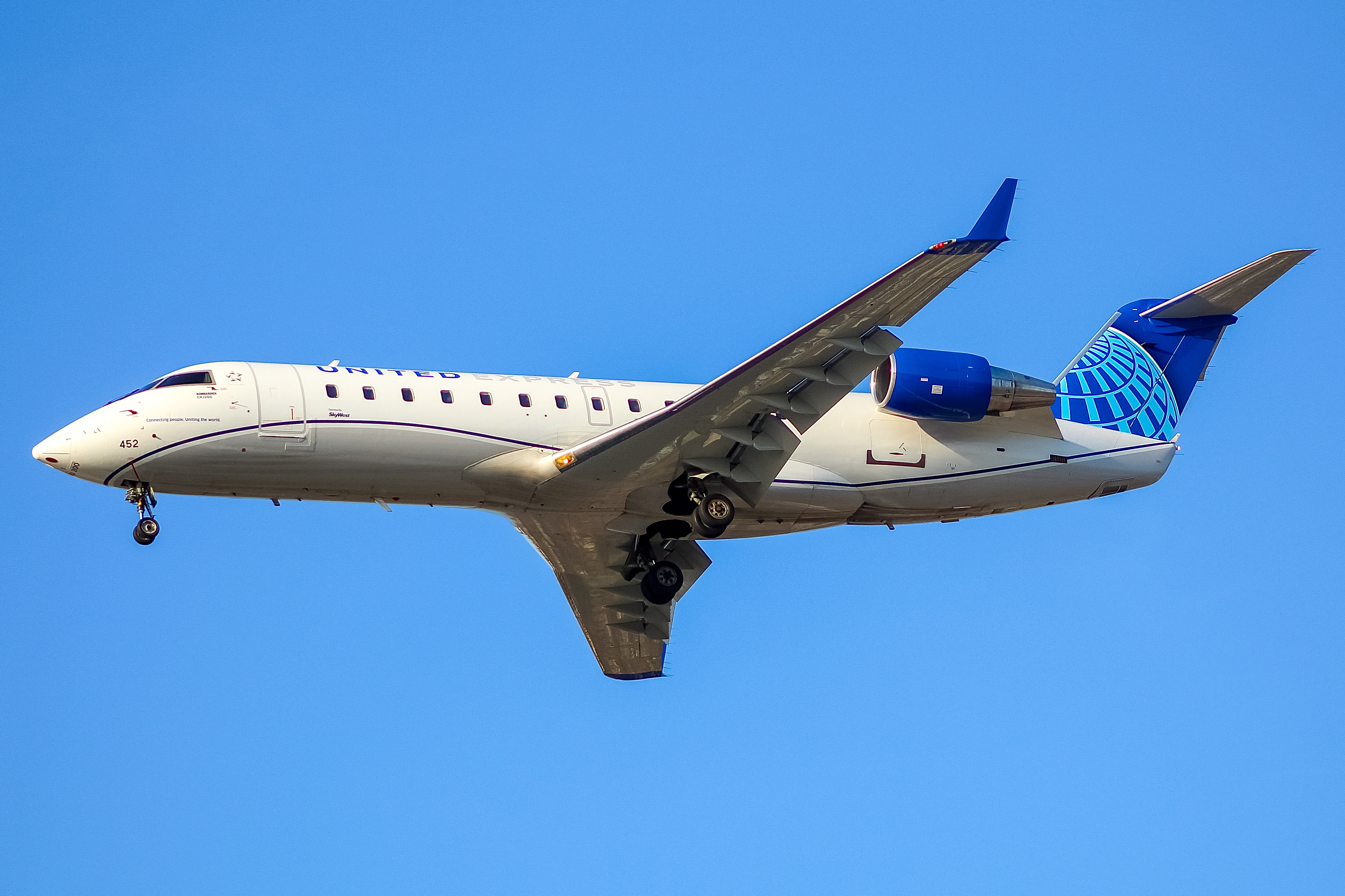 Full size: United Express Mitsubishi CRJ-200 N452SW at General Mitchell International Airport
