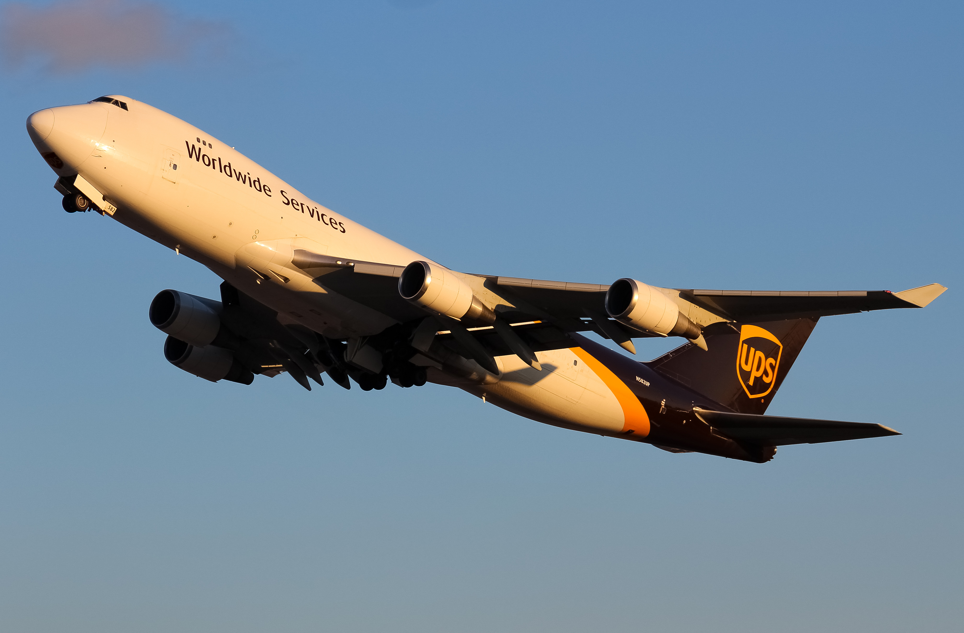 Full size: United Parcel Service Boeing 747-400F N582UP at Louisville Muhammad Ali International Airport