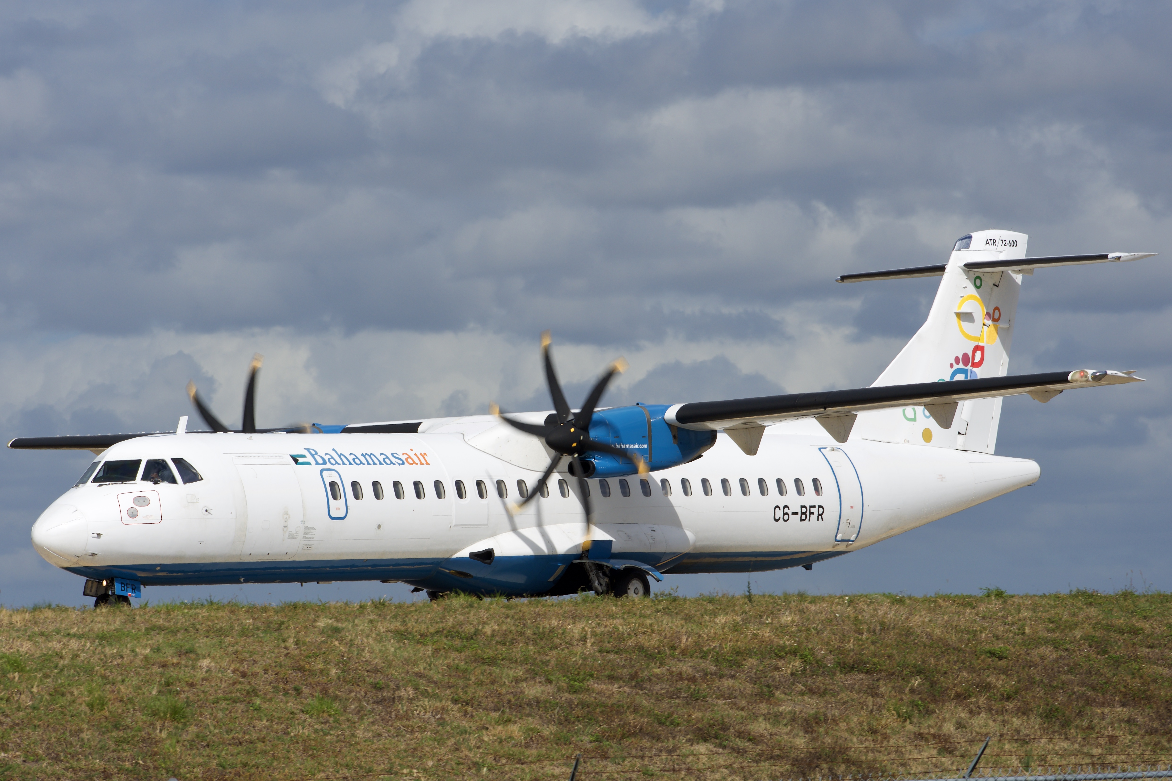 Full size: Bahamas Air ATR 72-600 C6-BFR at Orlando International Airport