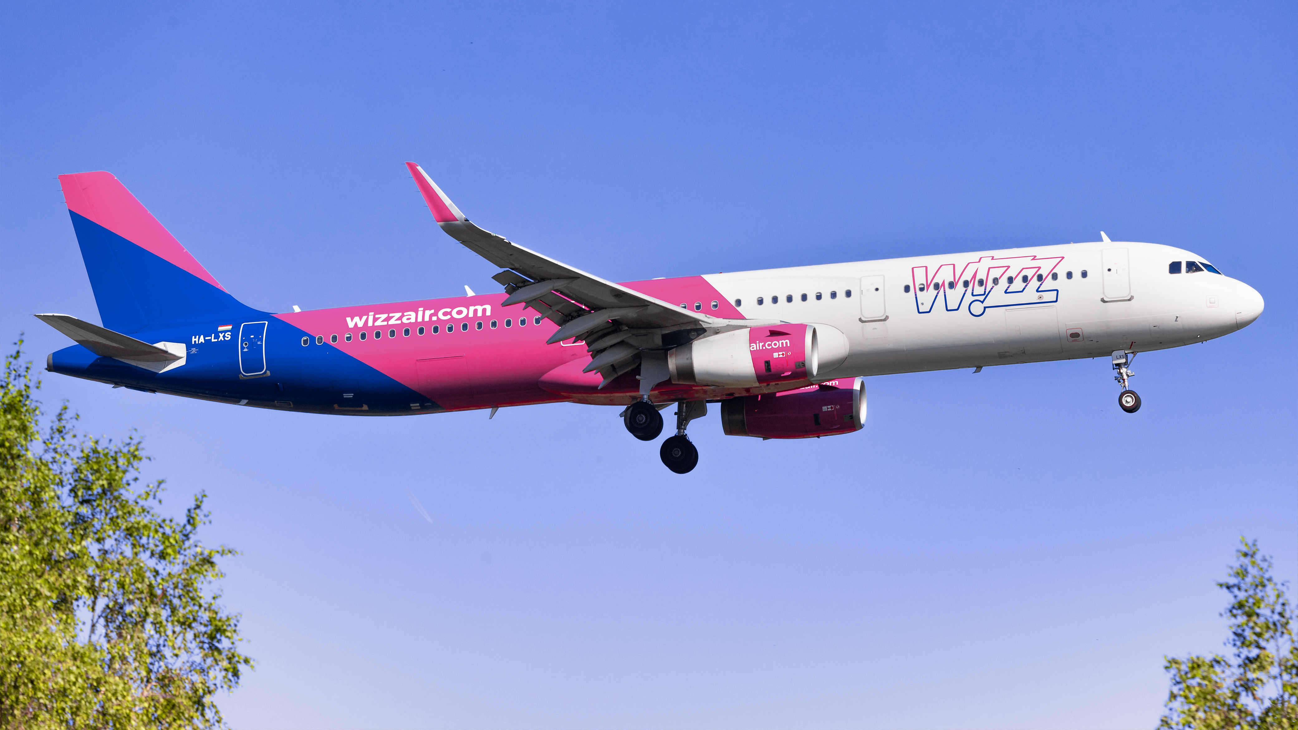 Full size: Wizz Air Airbus A321-200 HA-LXS at Eindhoven Airport