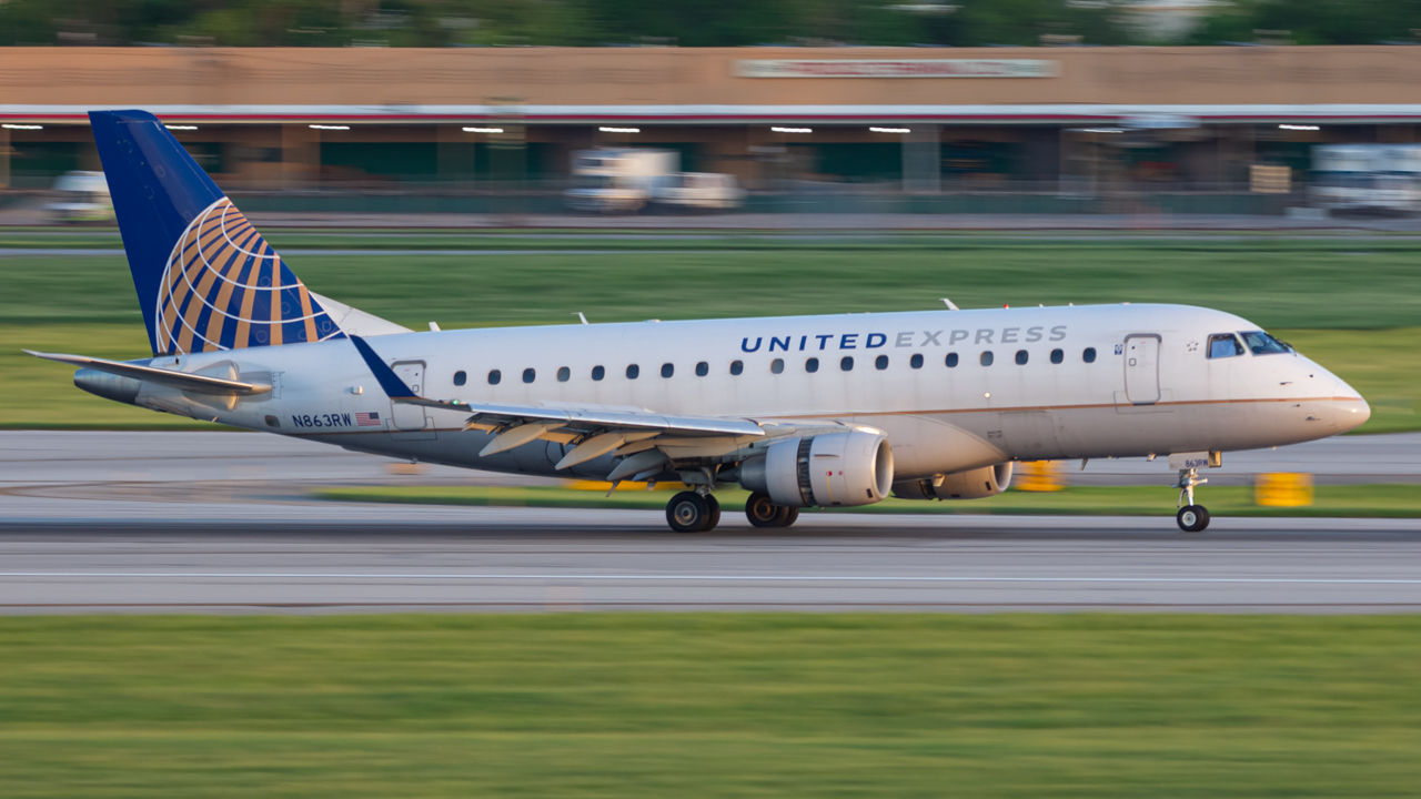 Full size: United Express Embraer E170 N863RW at John Glenn Columbus International Airport