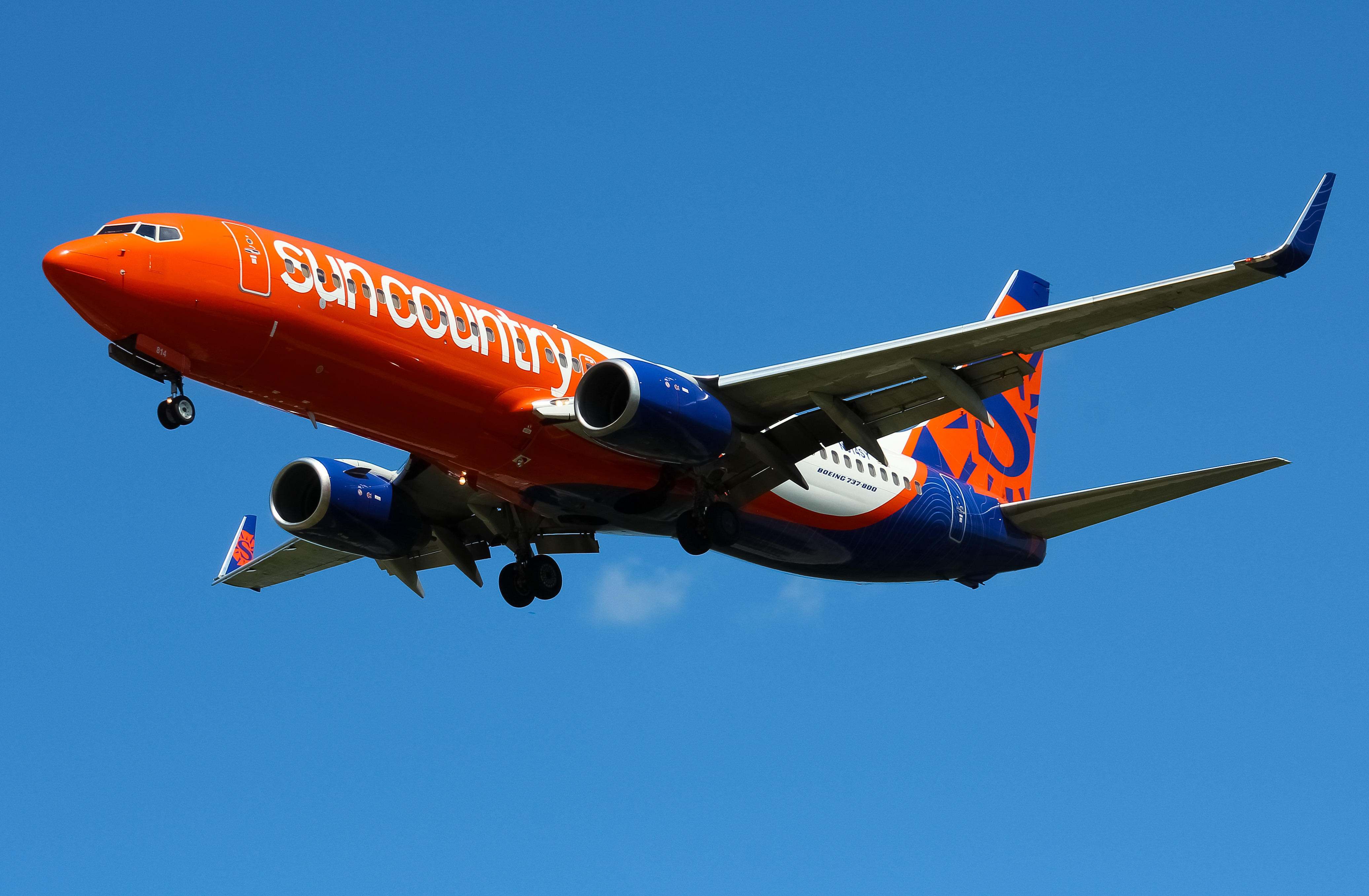 Full size: Sun Country Airlines Boeing 737-800 N814SY at Cincinnati Municipal Airport/Lunken Field