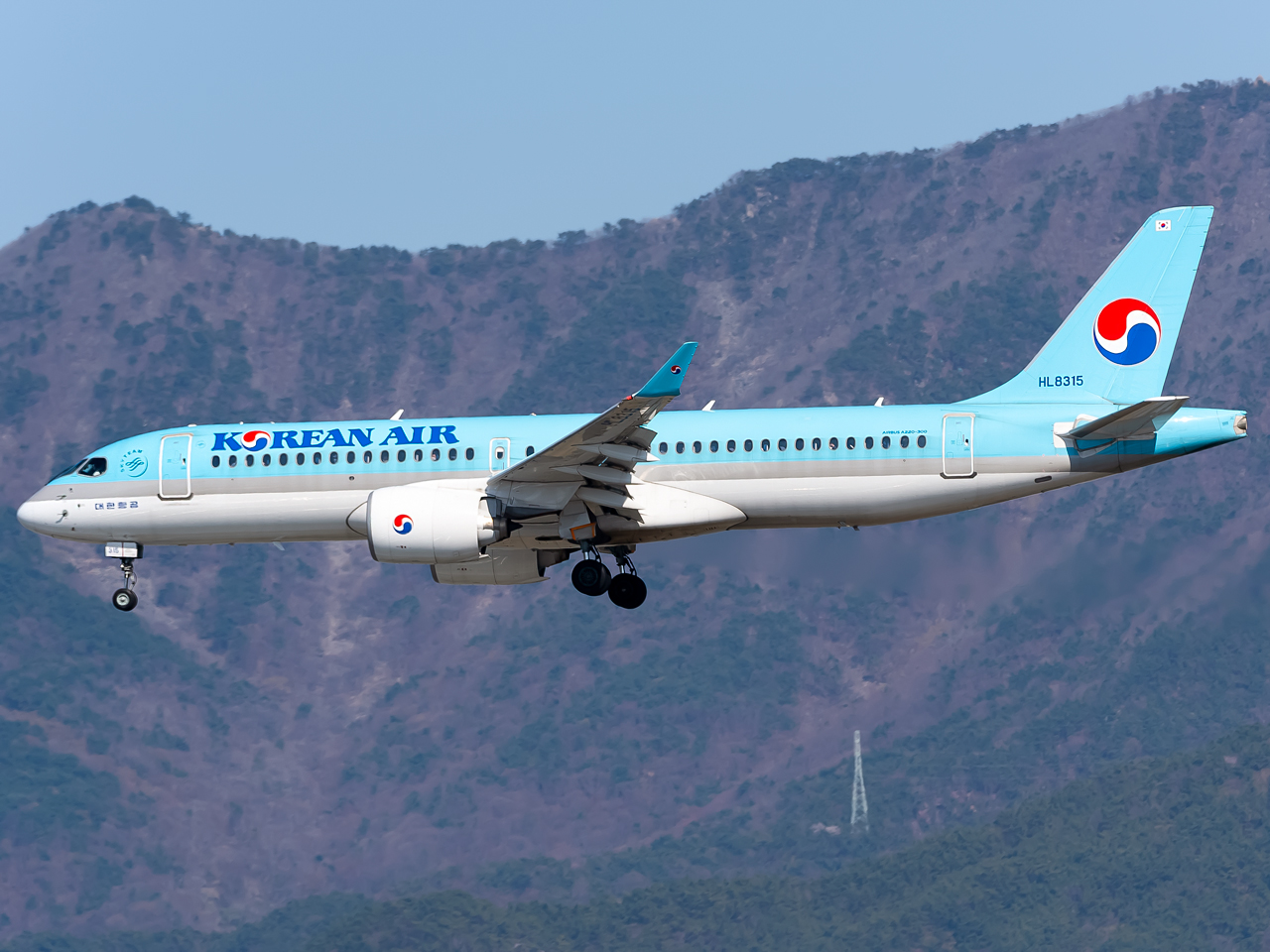 Full size: Korean Air Airbus A220-300 HL8315 at Gimhae International Airport
