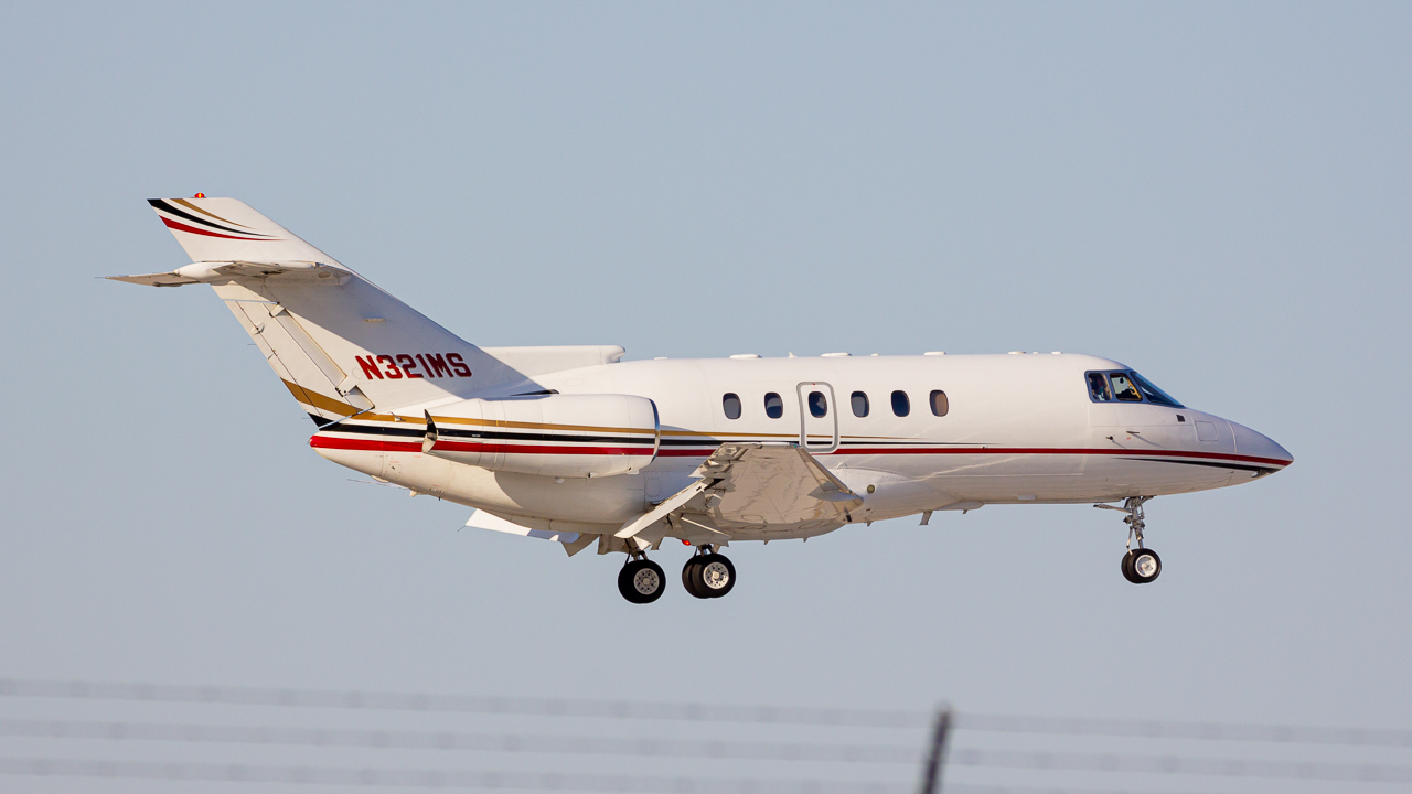 Full size: PRIVATE Beechcraft Hawker 800XP N321MS at John Glenn Columbus International Airport