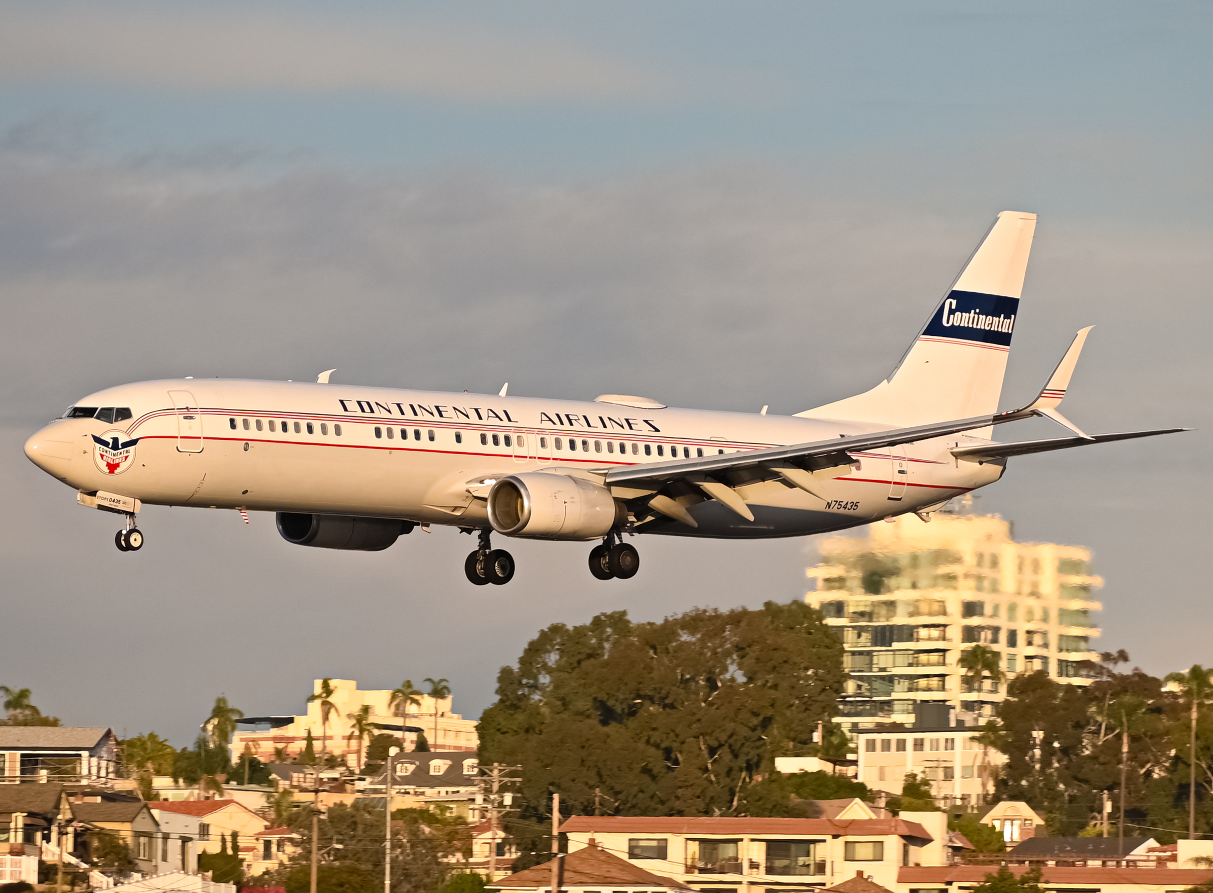 Full size: United Airlines Boeing 737-900ER N75435 at San Diego International Airport