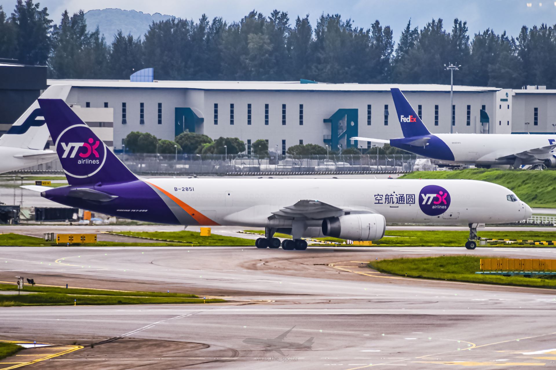 Full size: YTO Cargo Airlines Boeing 757-200 B-2851 at Singapore-Changi Airport